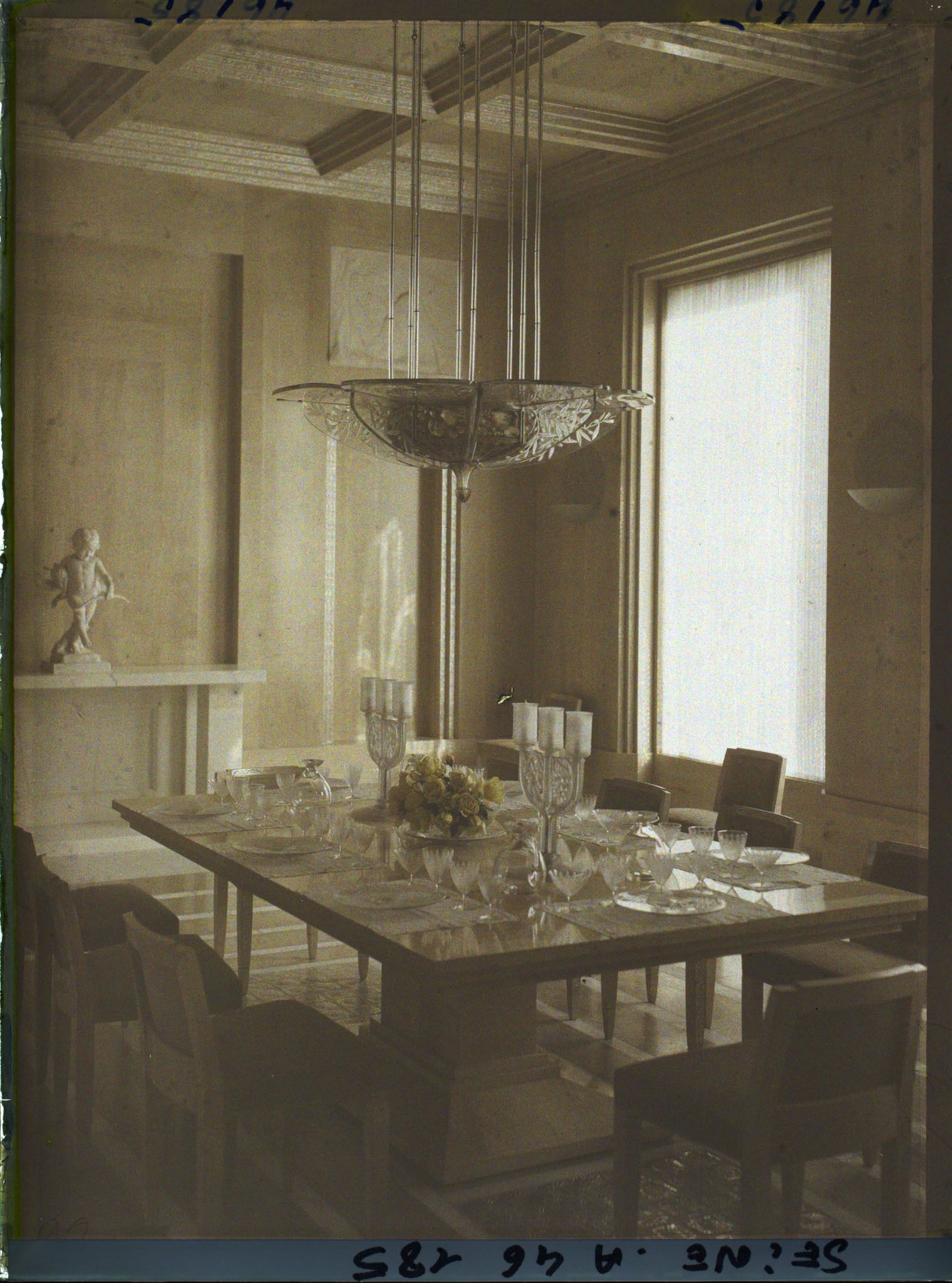 Image représentant L'Exposition des arts décoratifs, Intérieur du pavillon Lalique, La salle à manger