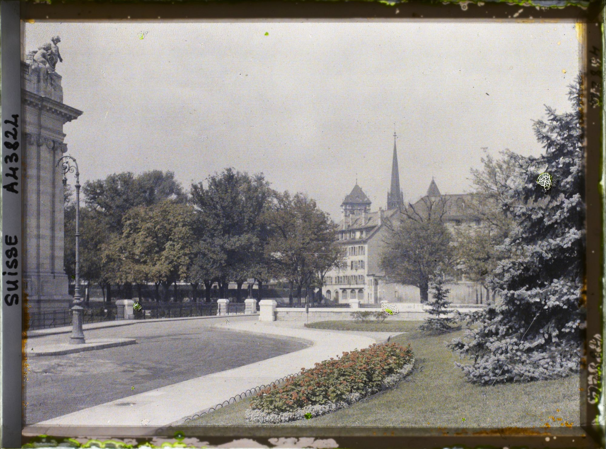 Image représentant Le parc de l'Observatoire, le Musée d'art et d'histoire et la cathédrale Saint-Pierre