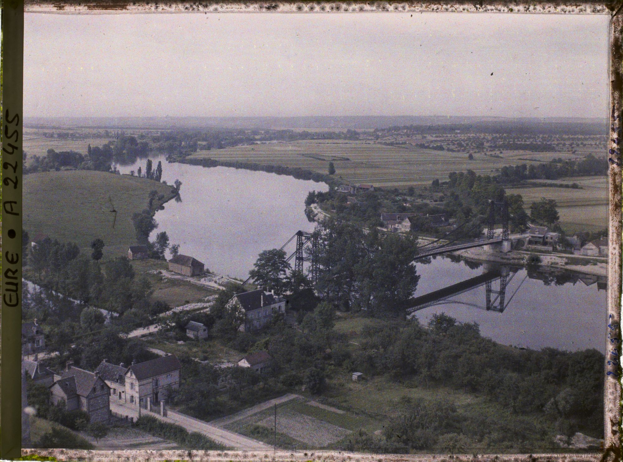 Image représentant La Seine vue du Château Gaillard vers l'amont et le pont suspendu