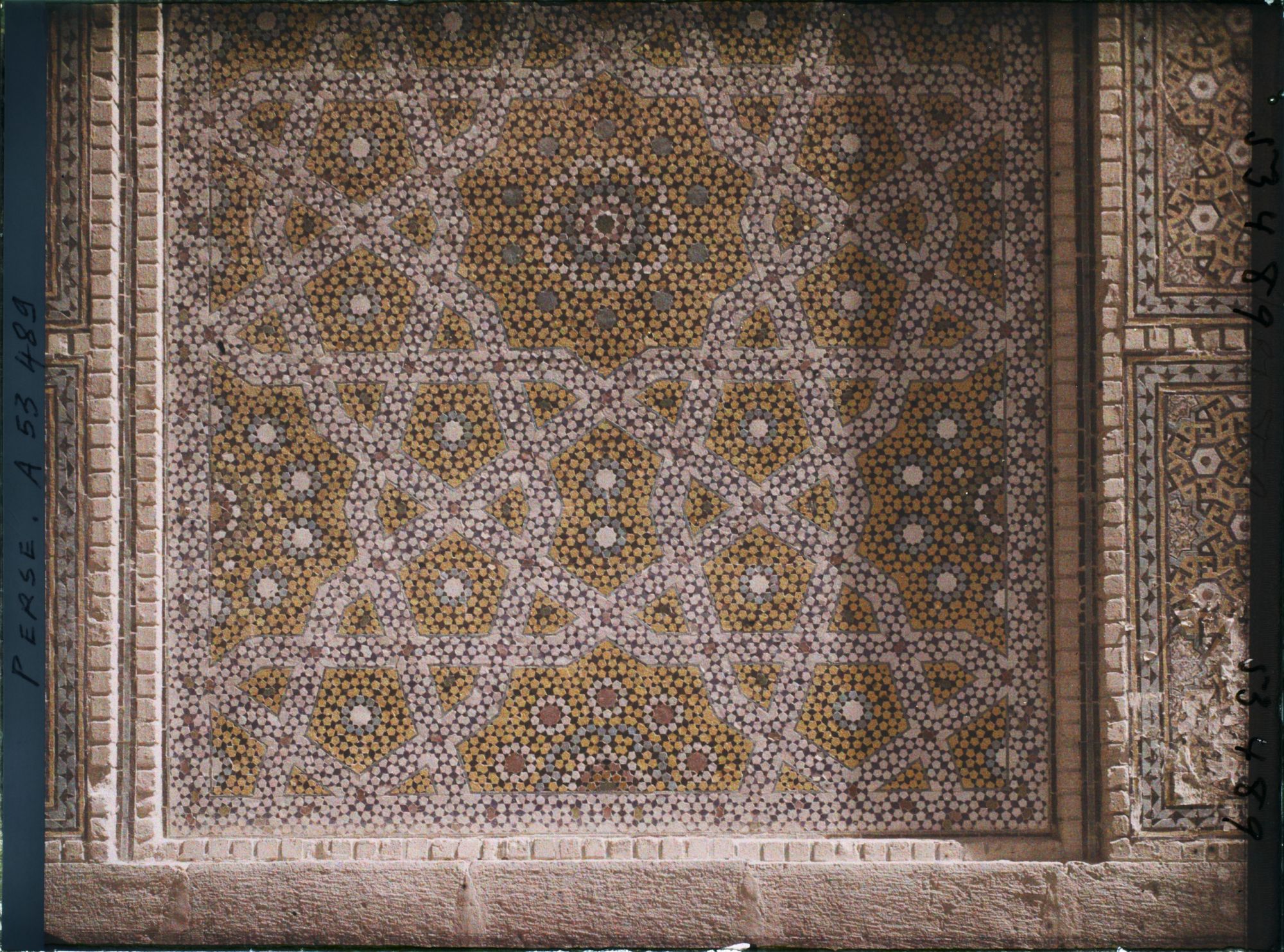 Image représentant La Madreseh Mader-i-Chah, école coranique dite "de la mère du Chah", détail d'un panneau de faïence