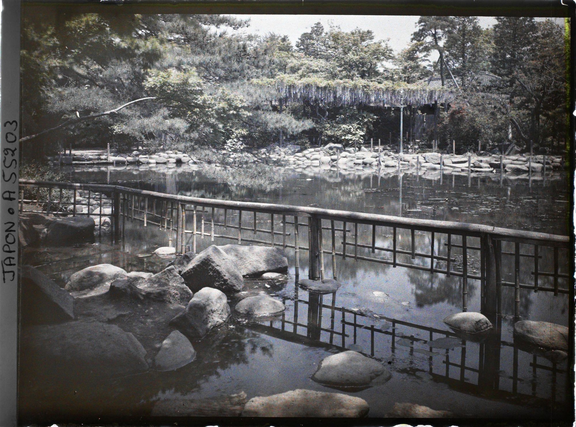 Image représentant Hibiya-koen (parc de Hibiya), un étang