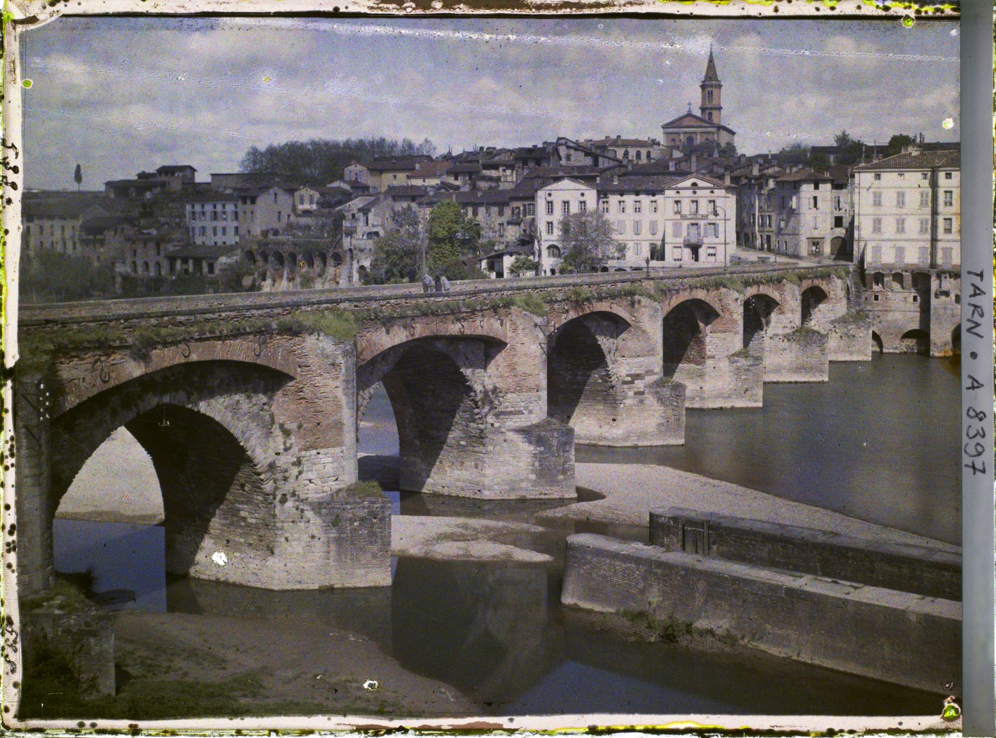 Image représentant Le pont vieux, avec la vue sur la rive droite le quartier de la Madeleine, et l'église Sainte-Madeleine