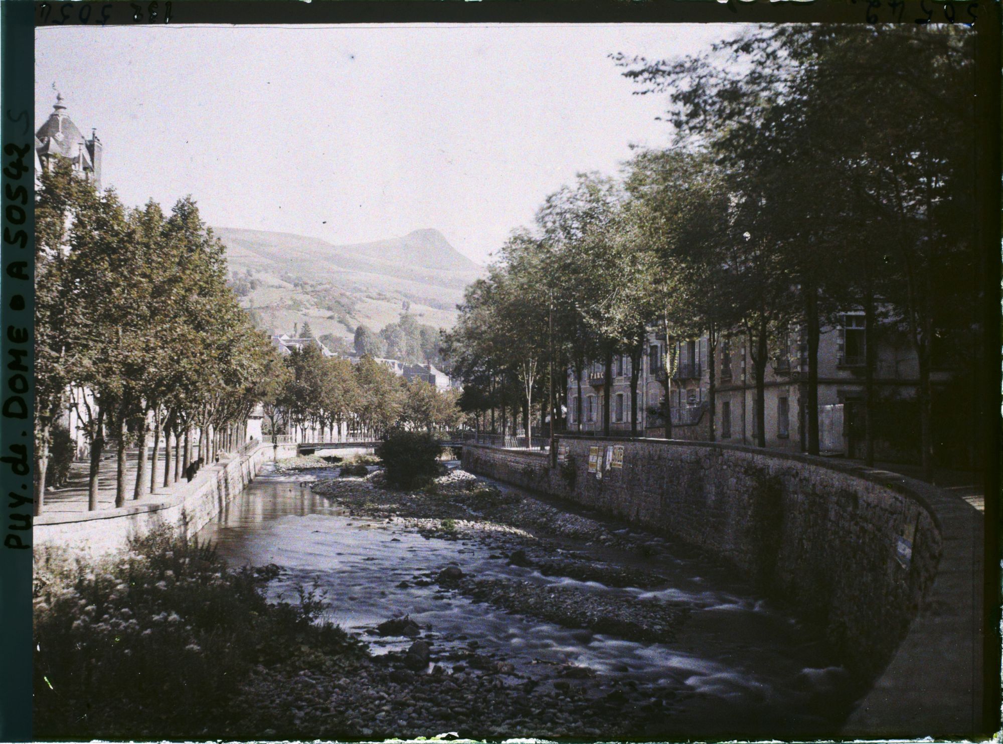 Image représentant France, La Bourboule, Les bords de la Dordogne - vers l'amont