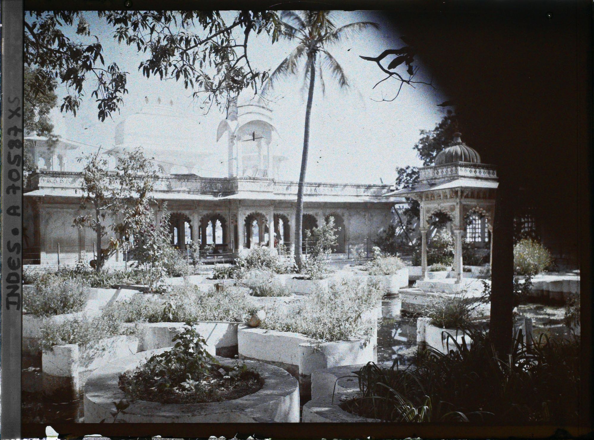 Image représentant Un jardin d'eau de l'île-palais Jag Nivas sur le lac Pichola et ses " parterres mosaïques ".