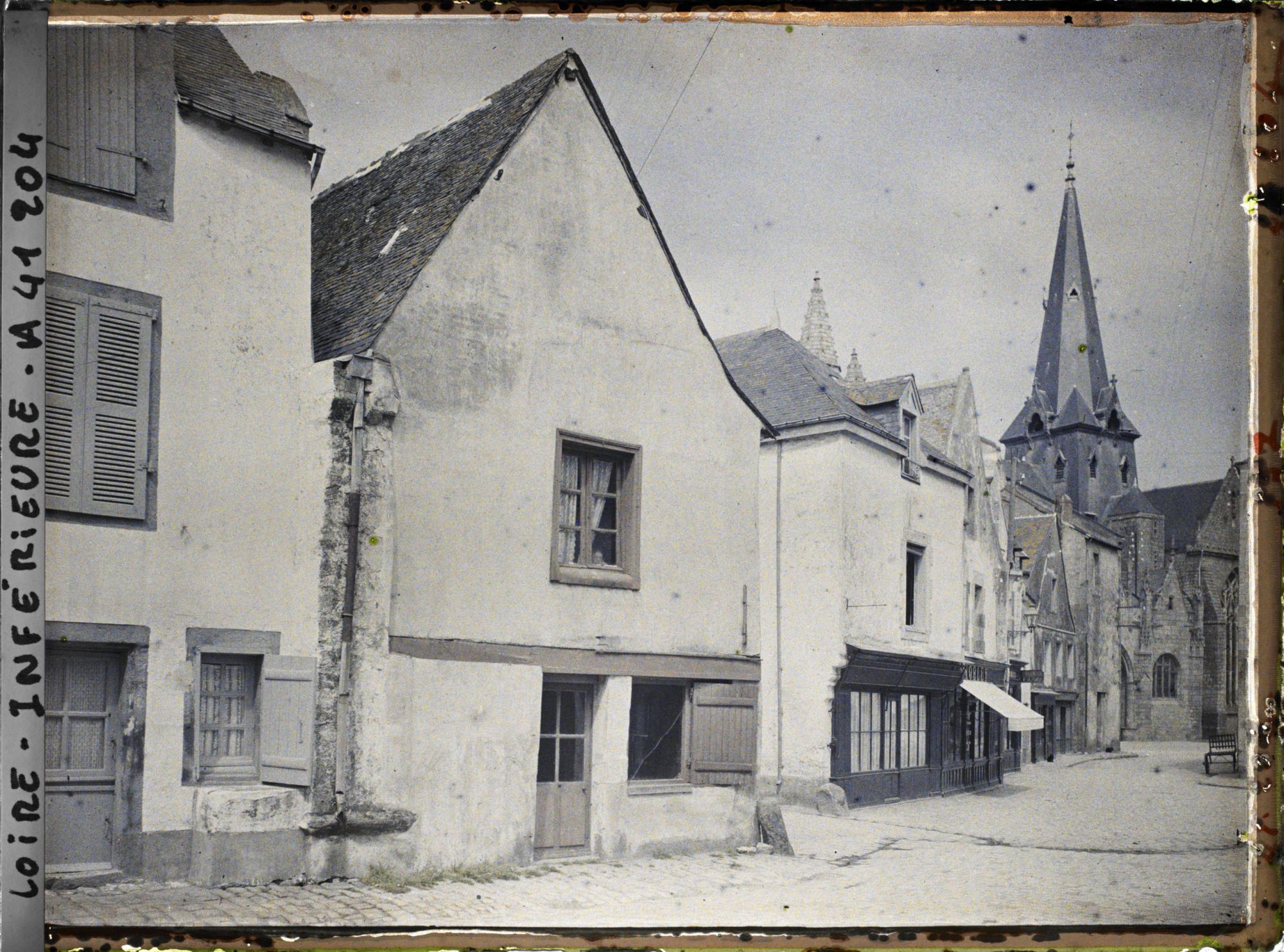 Image représentant La rue du Pilori et la collégiale Saint-Aubin