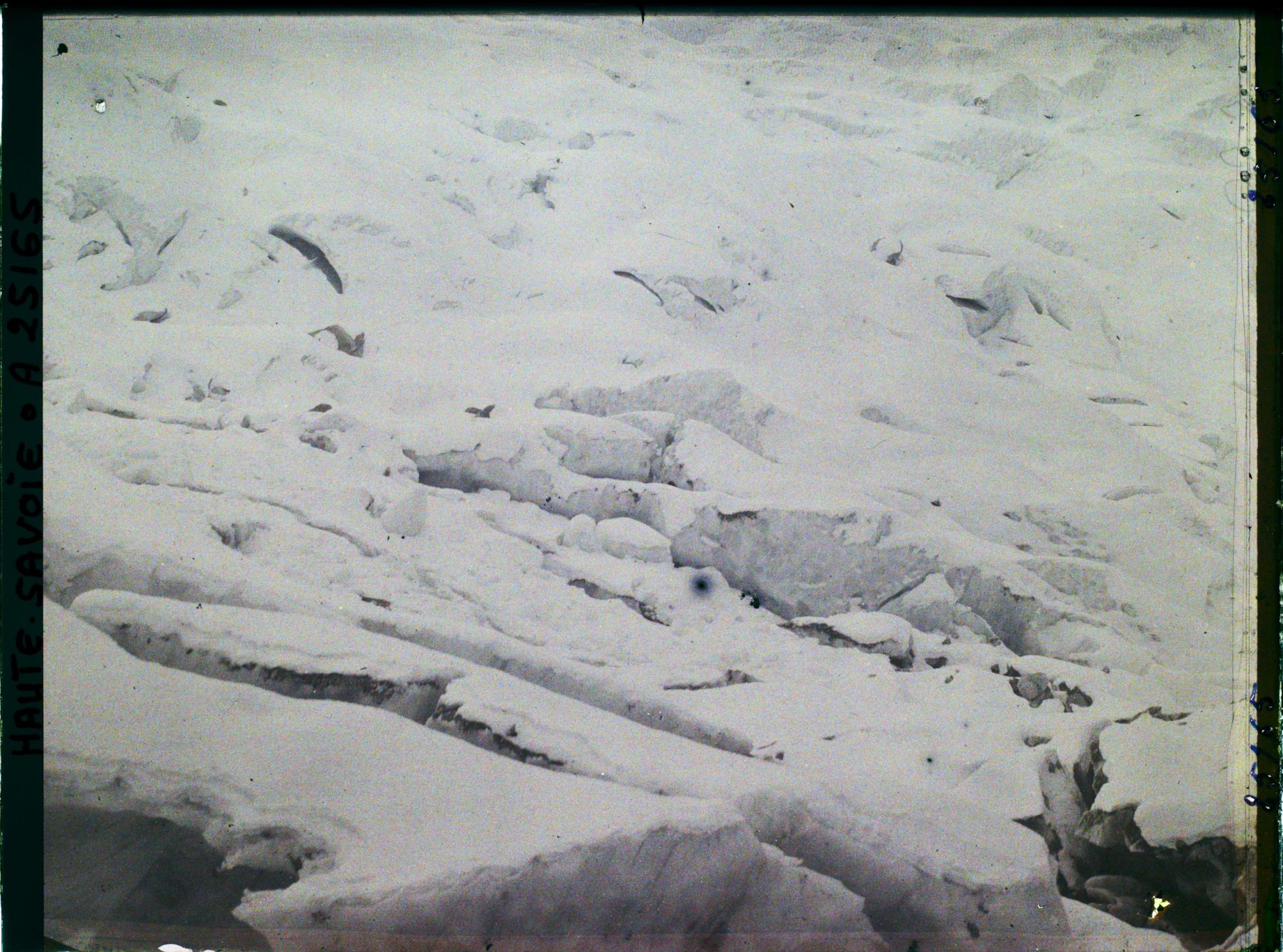 Image représentant France Les Alpes, Glacier des Bossons : Glacier Supérieur des Bossons, Crevasses recouvertes par la neige et à peine visibles