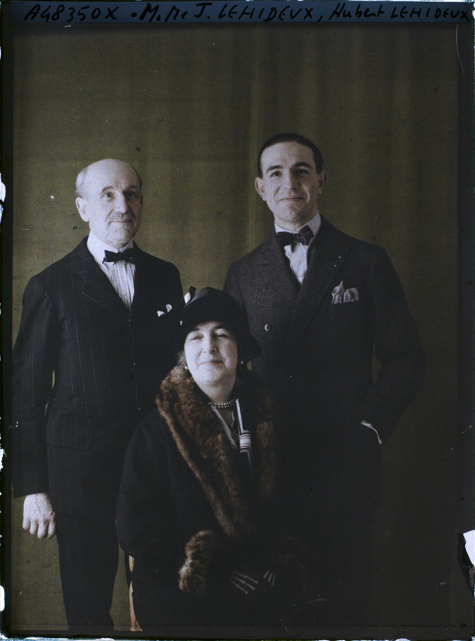 Image représentant Monsieur  https://musee-albert-kahn.s-museum.fr/home/NWQ2OTAwYzNmYjZlZTk1ZWQwODJmMjY4L2dlbmVyaWMtbm90aWNlLXRhYi9hdXRob3JpdHkvNjE3YTc5ZjVjZjhiODk2OGIzMzM3ZDIx/5d6900c3fb6ee95ed082f268/generic-notice-tab/authority/617a79ebcf8b8968b333716a Jacques Lehideux avec son épouse  https://musee-albert-kahn.s-museum.fr/home/NWQ2OTAwYzNmYjZlZTk1ZWQwODJmMjY4L2dlbmVyaWMtbm90aWNlLXRhYi9hdXRob3JpdHkvNjE3YTc5ZjVjZjhiODk2OGIzMzM3ZDIx/5d6900c3fb6ee95ed082f268/generic-notice-tab/authority/617a79ebcf8b8968b333716b Marie Suzanne et leur fils  https://musee-albert-kahn.s-museum.fr/home/NWQ2OTAwYzNmYjZlZTk1ZWQwODJmMjY4L2dlbmVyaWMtbm90aWNlLXRhYi9hdXRob3JpdHkvNjE3YTc5ZjVjZjhiODk2OGIzMzM3ZDIx/5d6900c3fb6ee95ed082f268/generic-notice-tab/authority/617a79ebcf8b8968b3337168 Hubert Lehideux