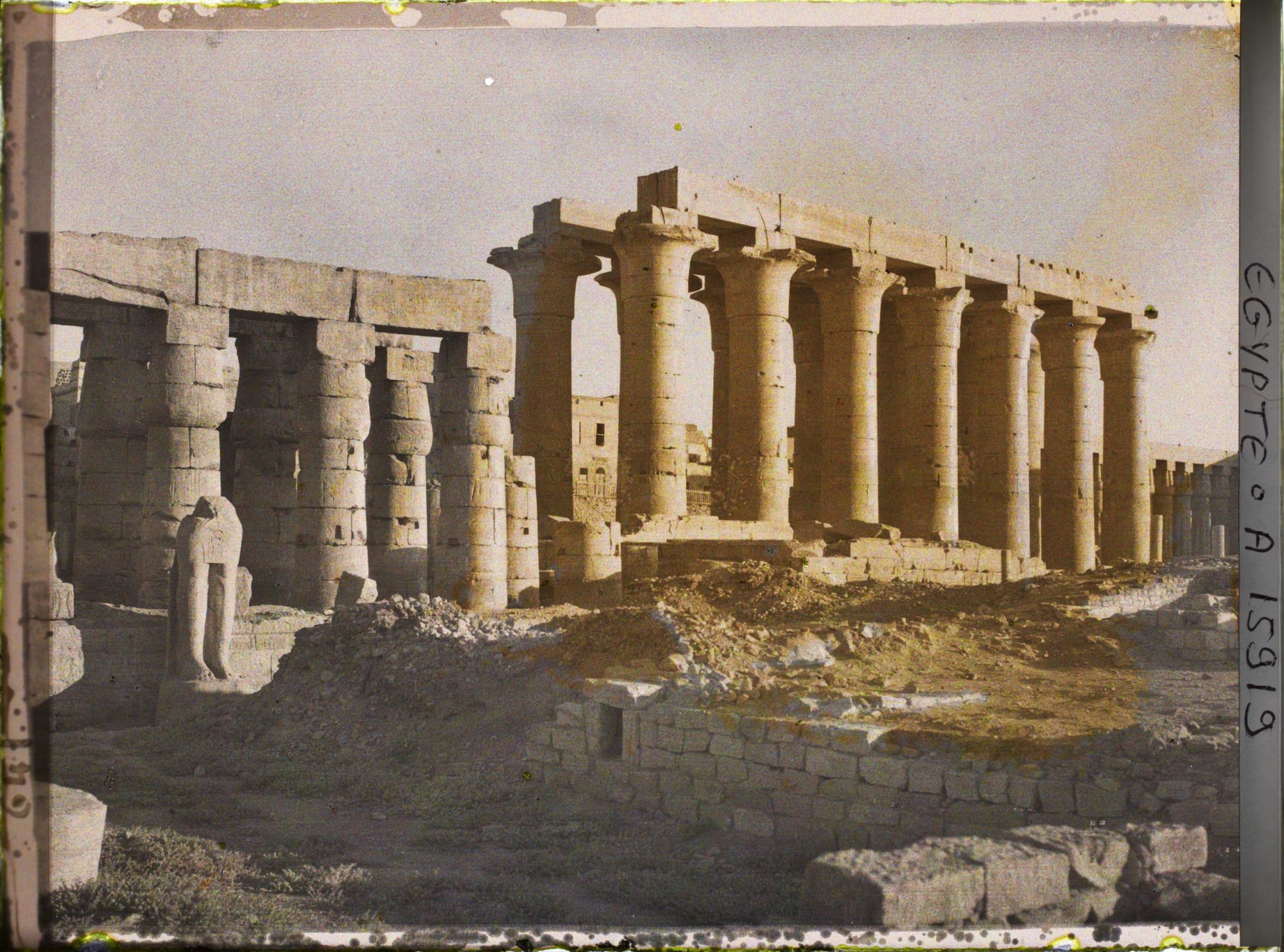 Image représentant Colonnade dans la cour de Ramsès II et colonnade d'Aménophis III
