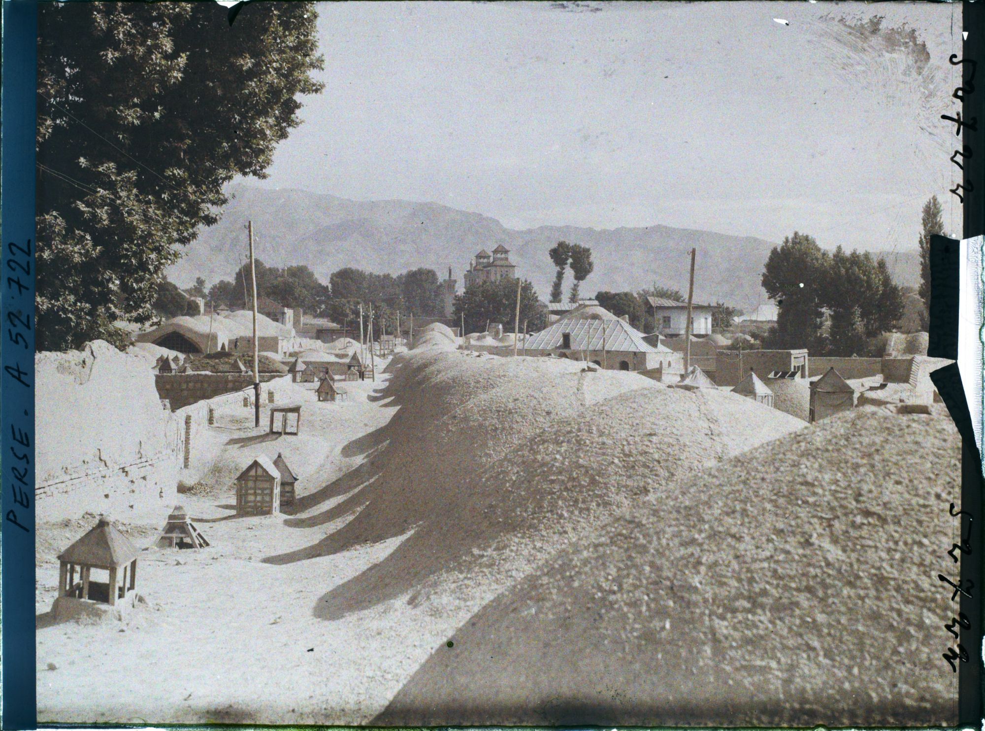 Image représentant Les toits des rues couvertes du bazar. On aperçoit les deux tours de Shams-ol Emareh qui marque l'entrée de l'Arg (la citadelle royale)