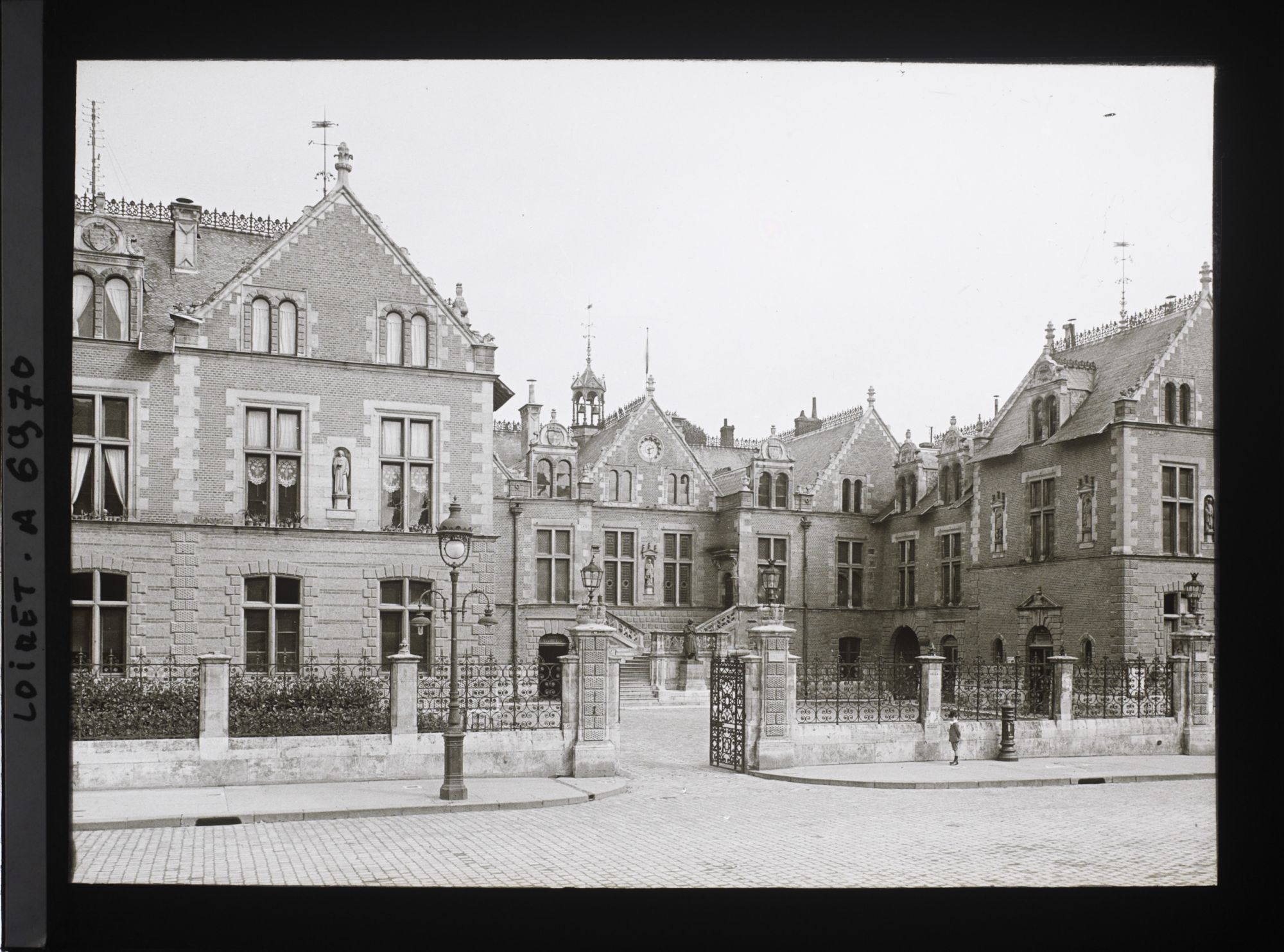 Image représentant La cour et la façade de l'hôtel de ville, ancien l'hôtel Groslot