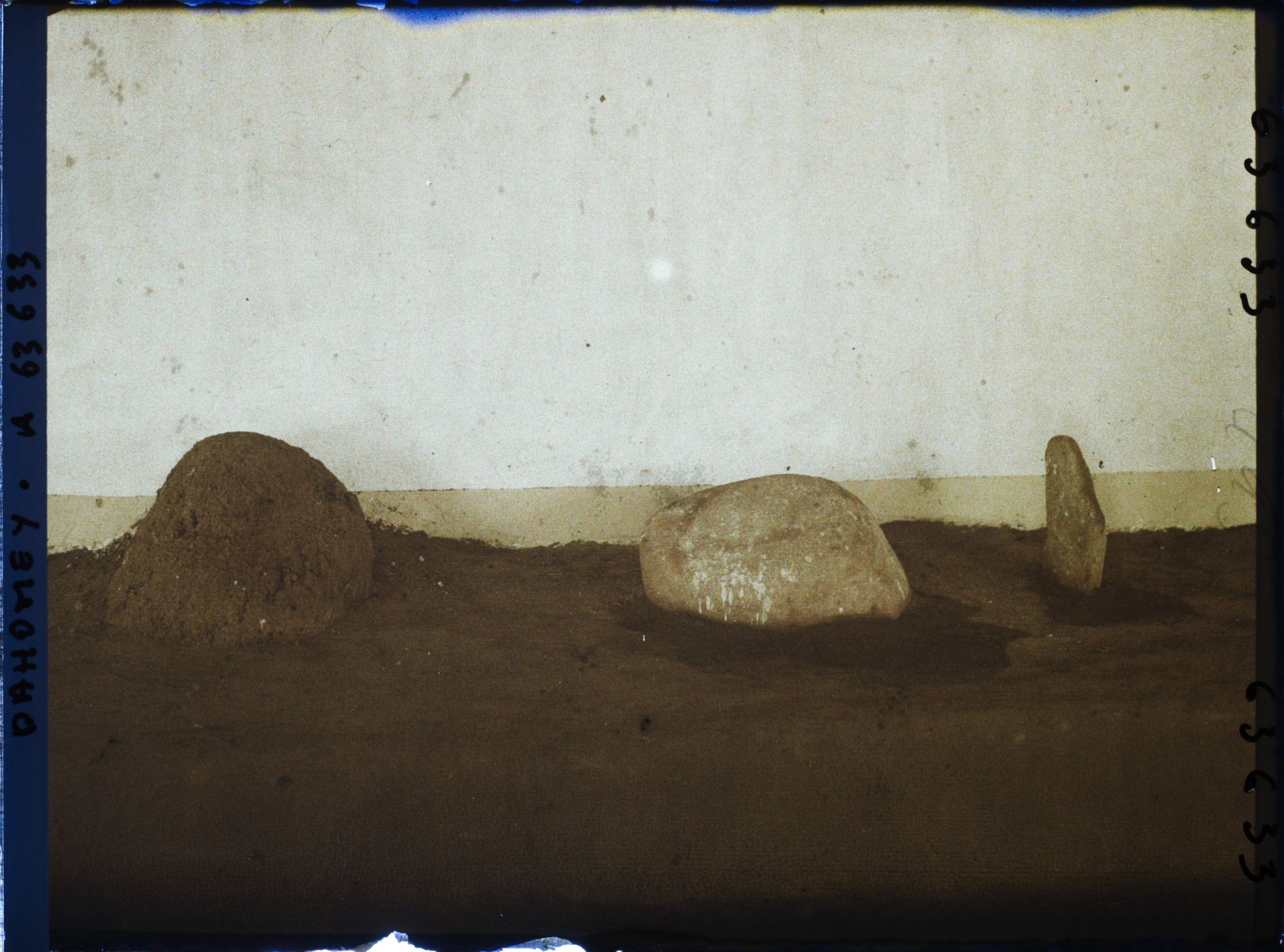 Image représentant Pierres fétiches exposées dans l'adandjèho (" case de courage ") du palais de Glélé