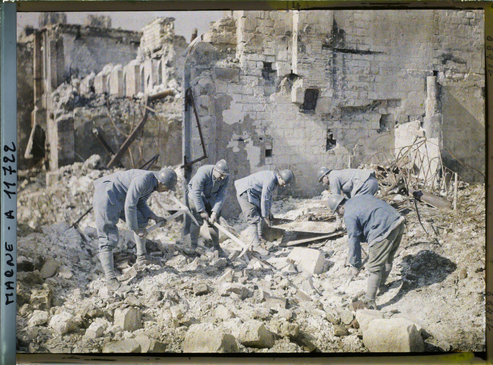 Image représentant France, Reims, Soldats du génie travaillant dans les ruines
