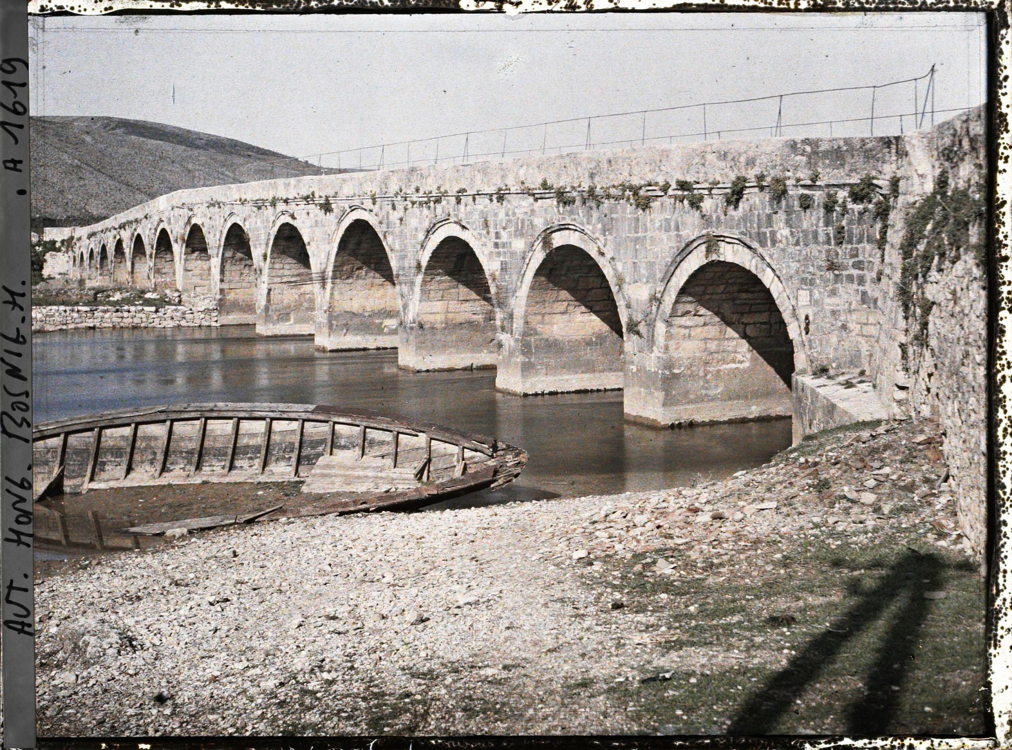 Image représentant Le Pont de la Buna avec le vieux bateau au premier plan