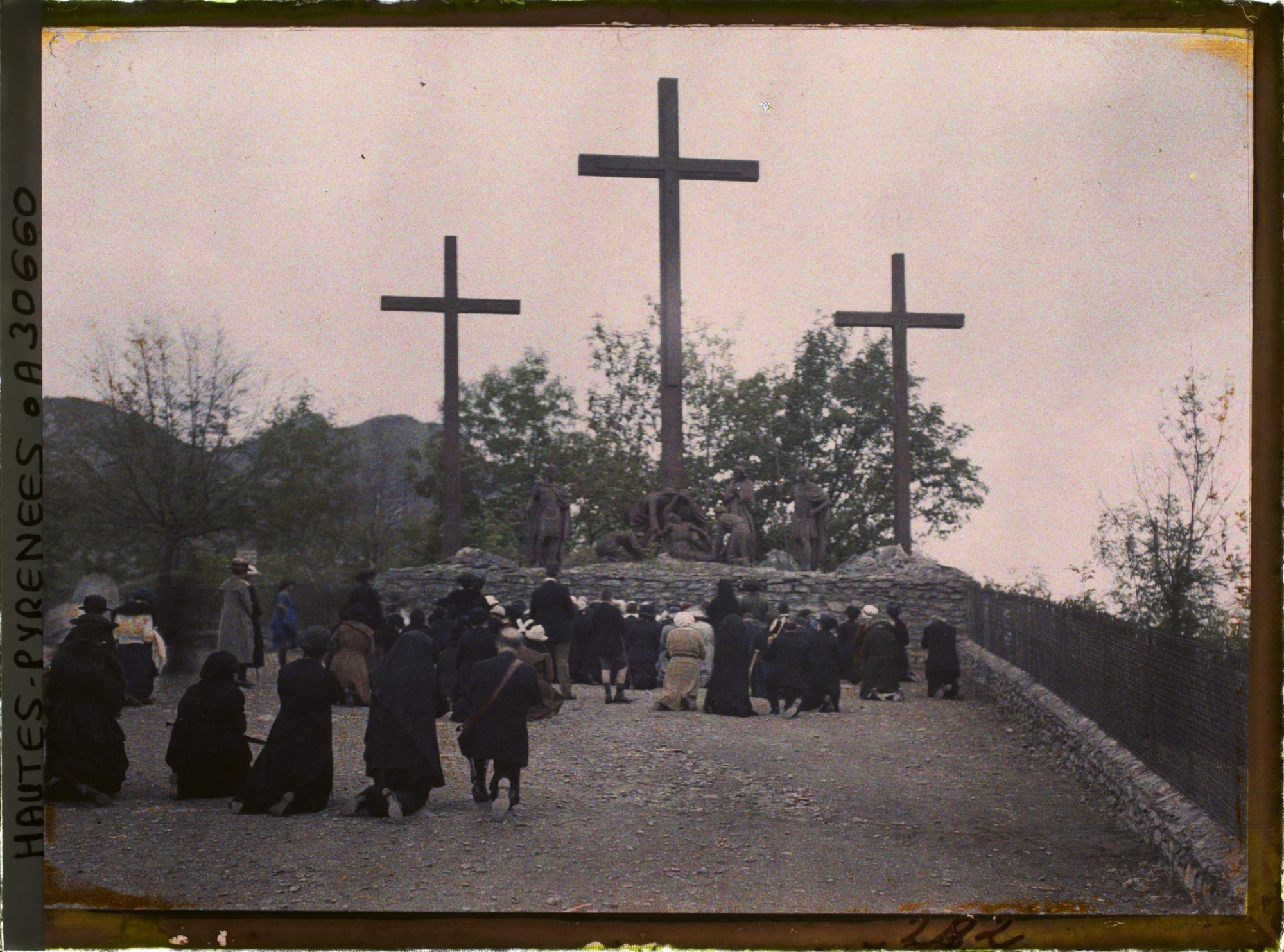 Image représentant France, Lourdes, Fidèles au Calvaire