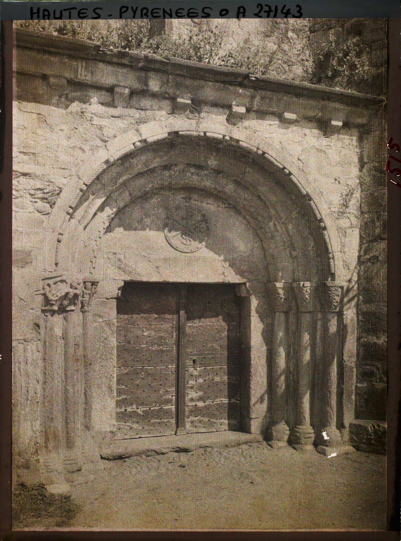 Image représentant France, Vallée d'Ossau, Arreau : Porte de l'Eglise de St Exupère