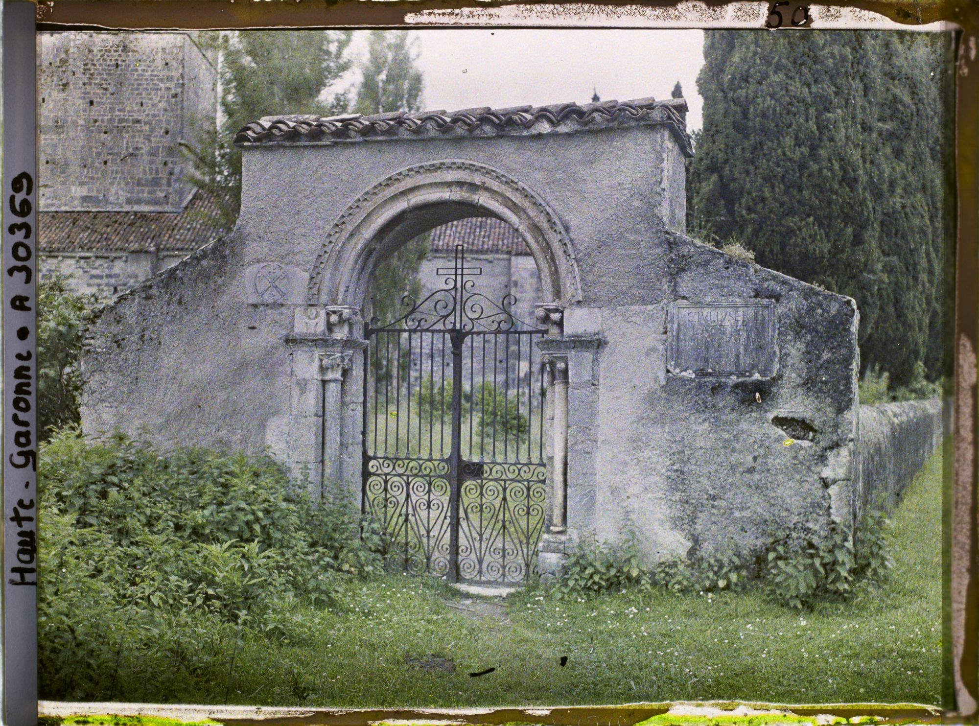 Image représentant France, St-Bertrand-de-Comminges, Porte Romane du Cimetière