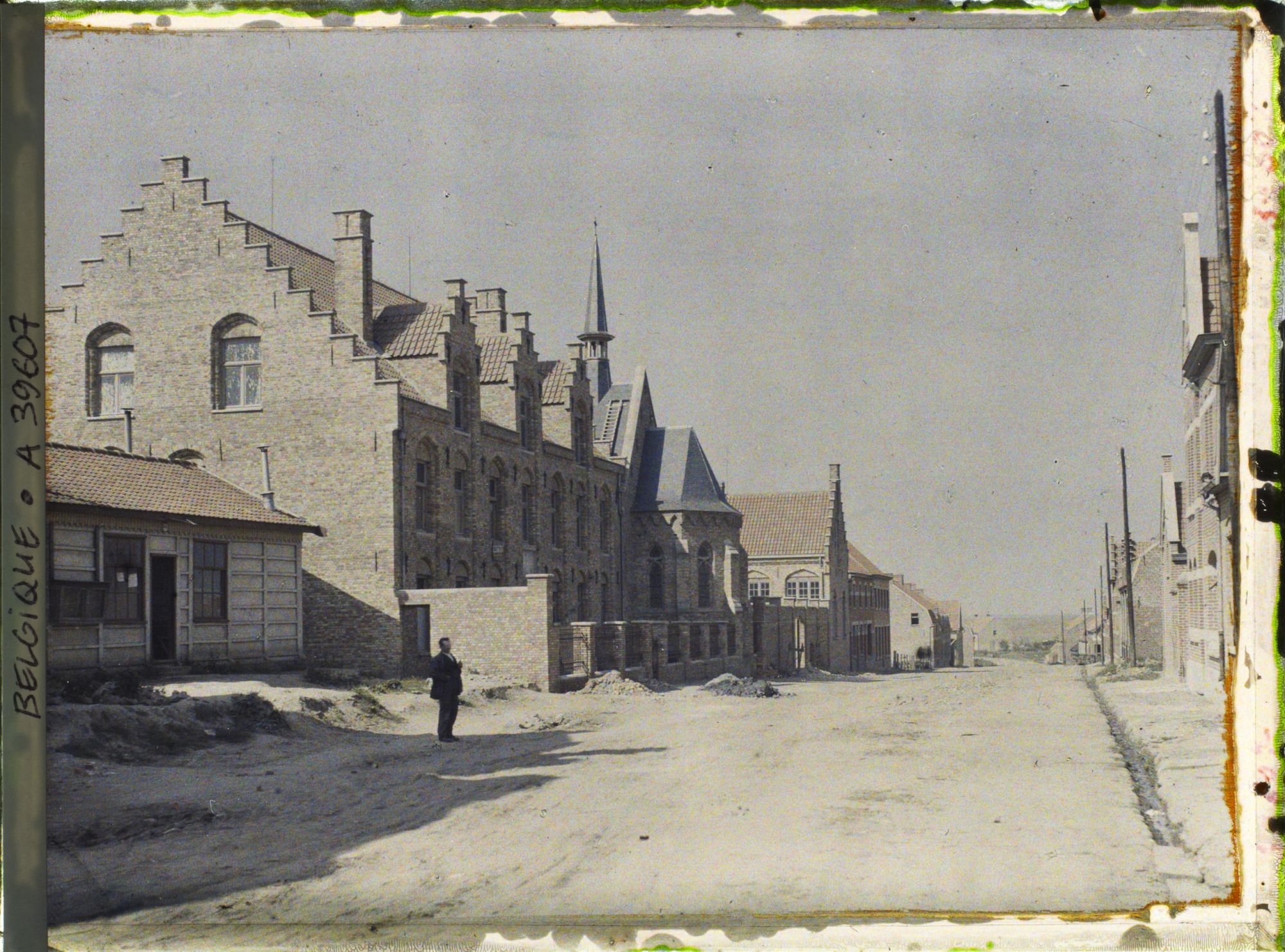 Image représentant Belgique, Passchendael, L'Ecole est reconstruite, rue de la Chapelle