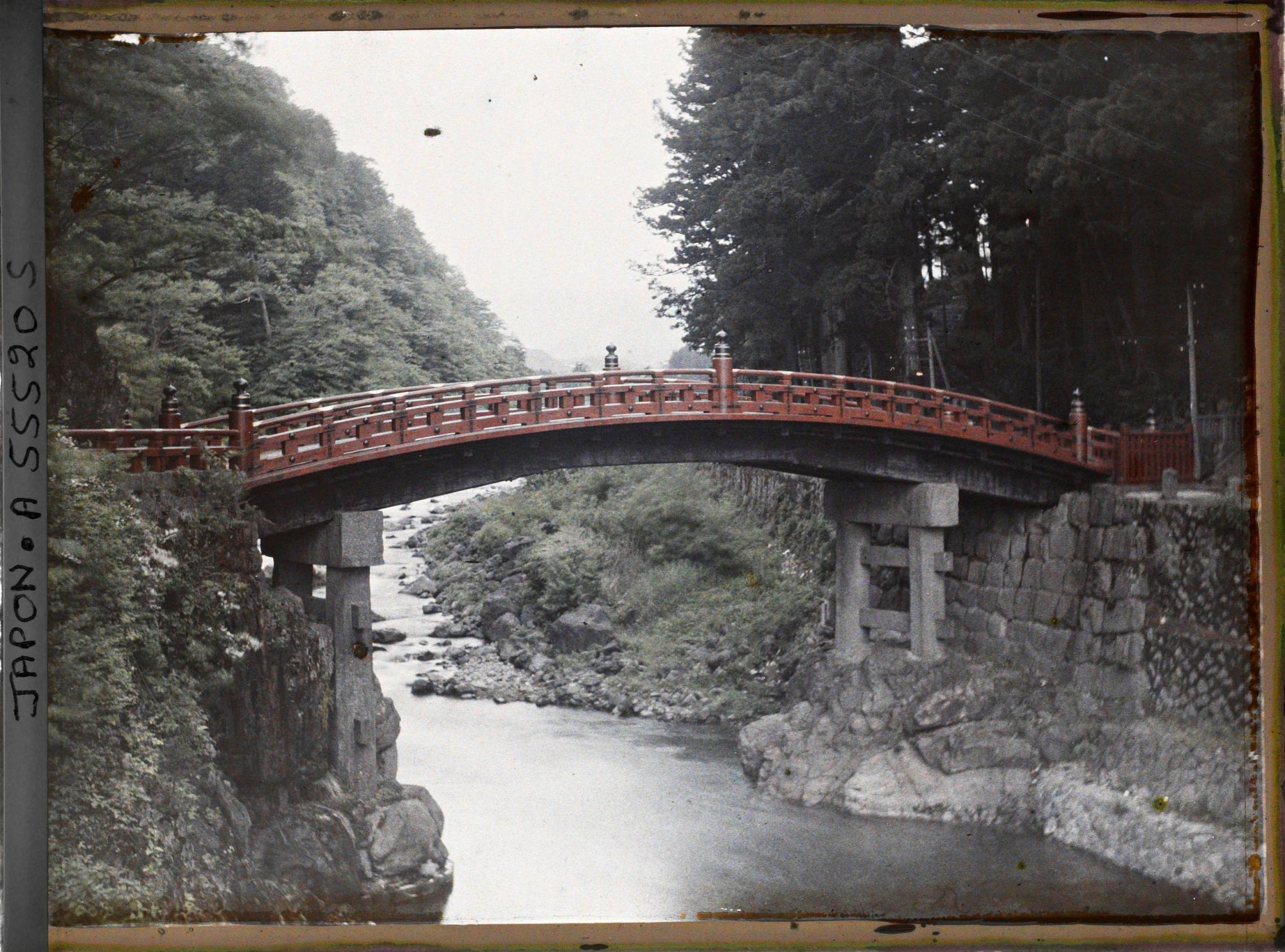 Image représentant Le pont Sacré (Mihashi ou Shinkyo) sur la rivière Daiya (Daiyagawa)