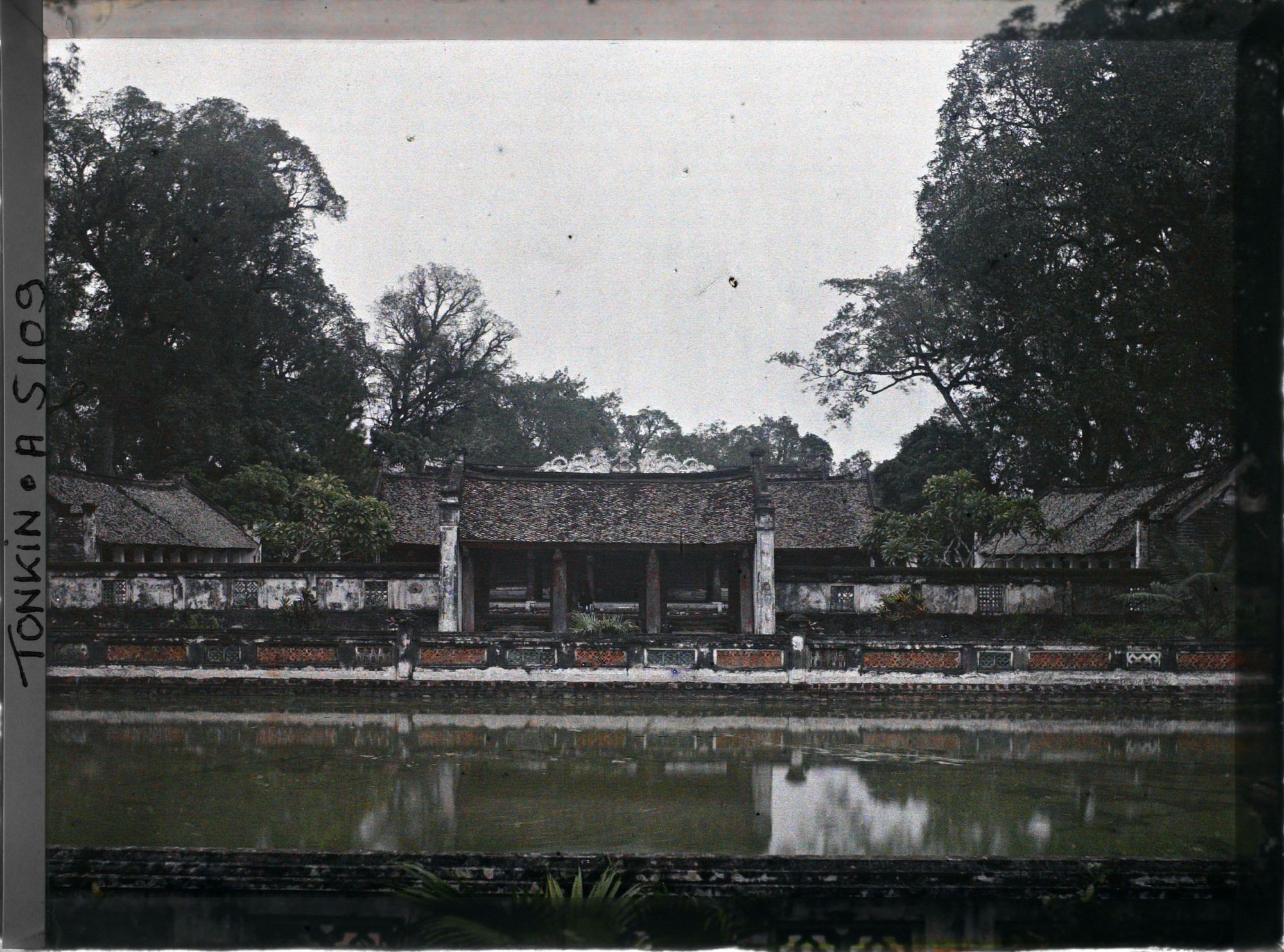 Image représentant Le bassin Thien-quang-tinh (" Puits reflétant l'éclat pur du ciel ") de la troisième cour et la Dai-thanh-mon (porte donnant accès à la quatrième cour) du Van-mieu, temple confucéen de la " Culture littéraire "