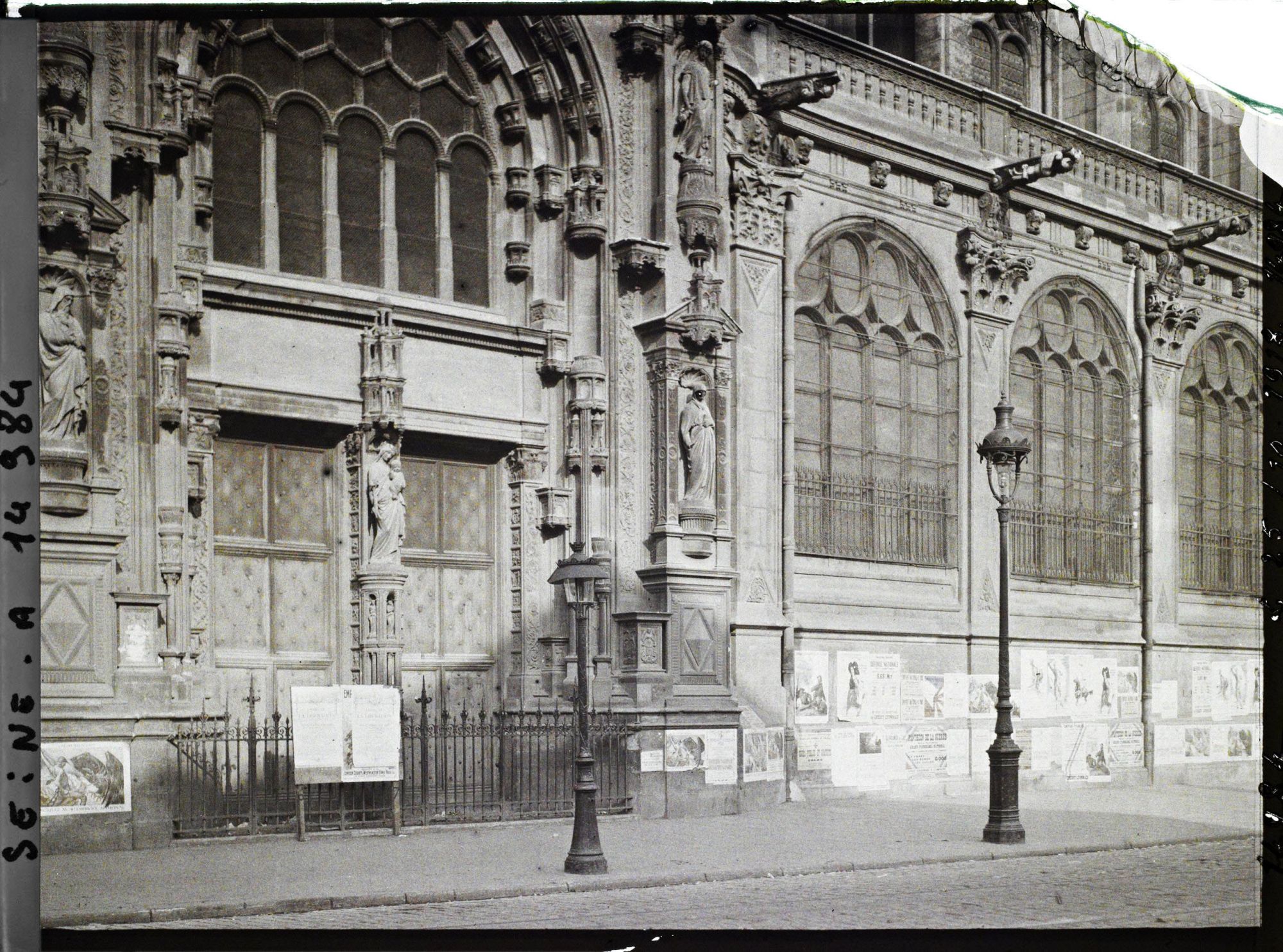 Image représentant Affiches de l'emprunt national sur l'église St Eustache