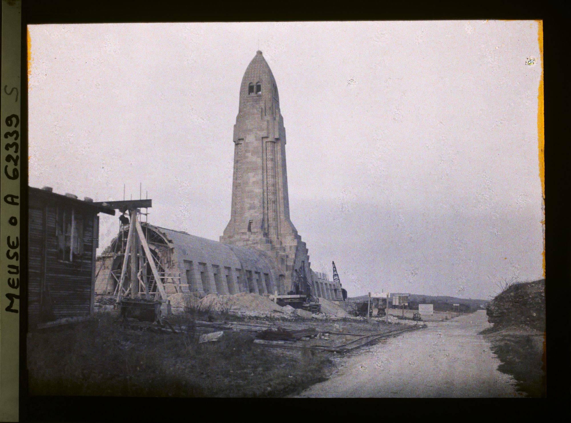 Image représentant Meuse, Douaumont, L'Ossuaire en Construction