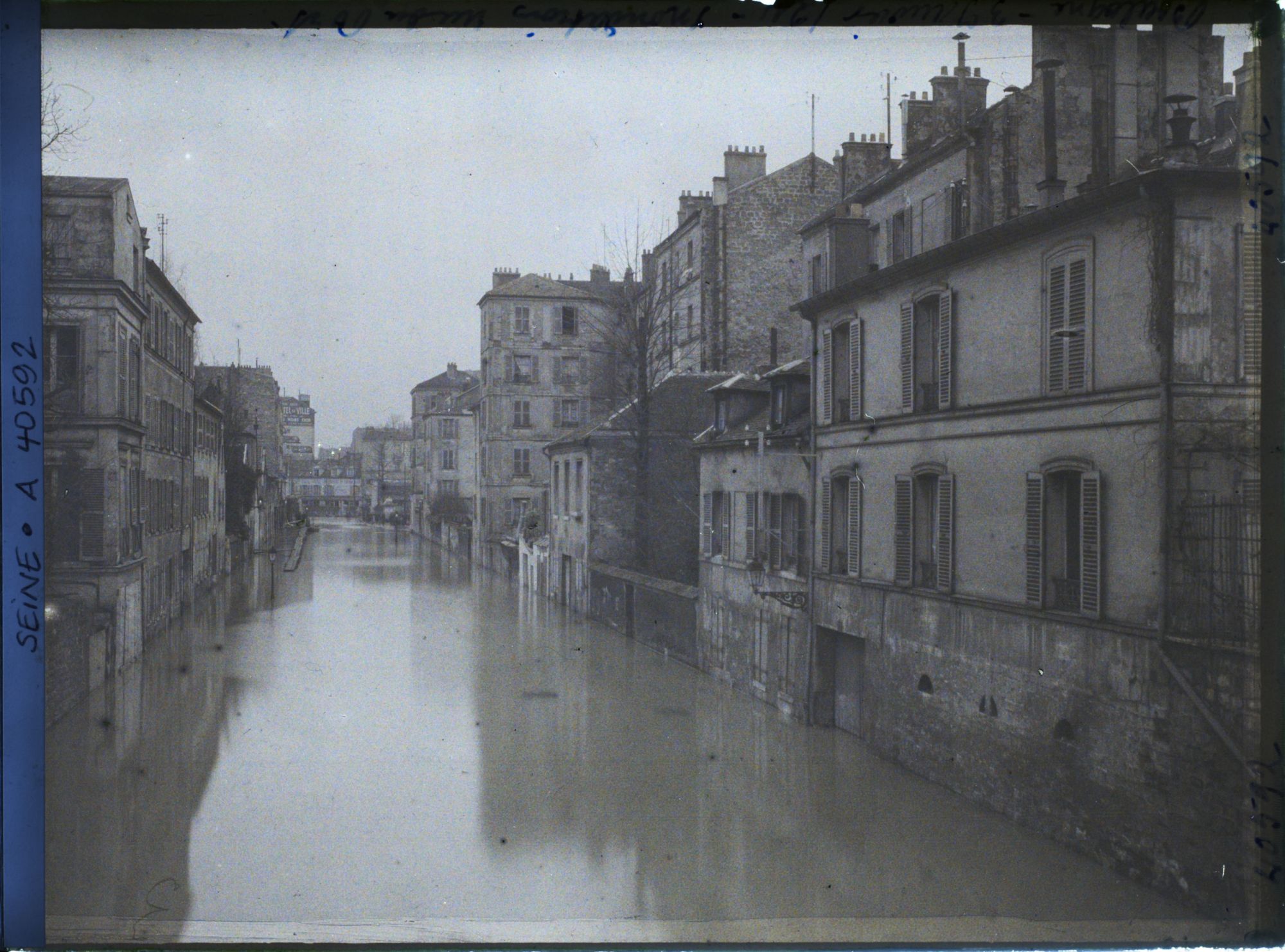 Image représentant La rue du Port inondée par la crue de la Seine