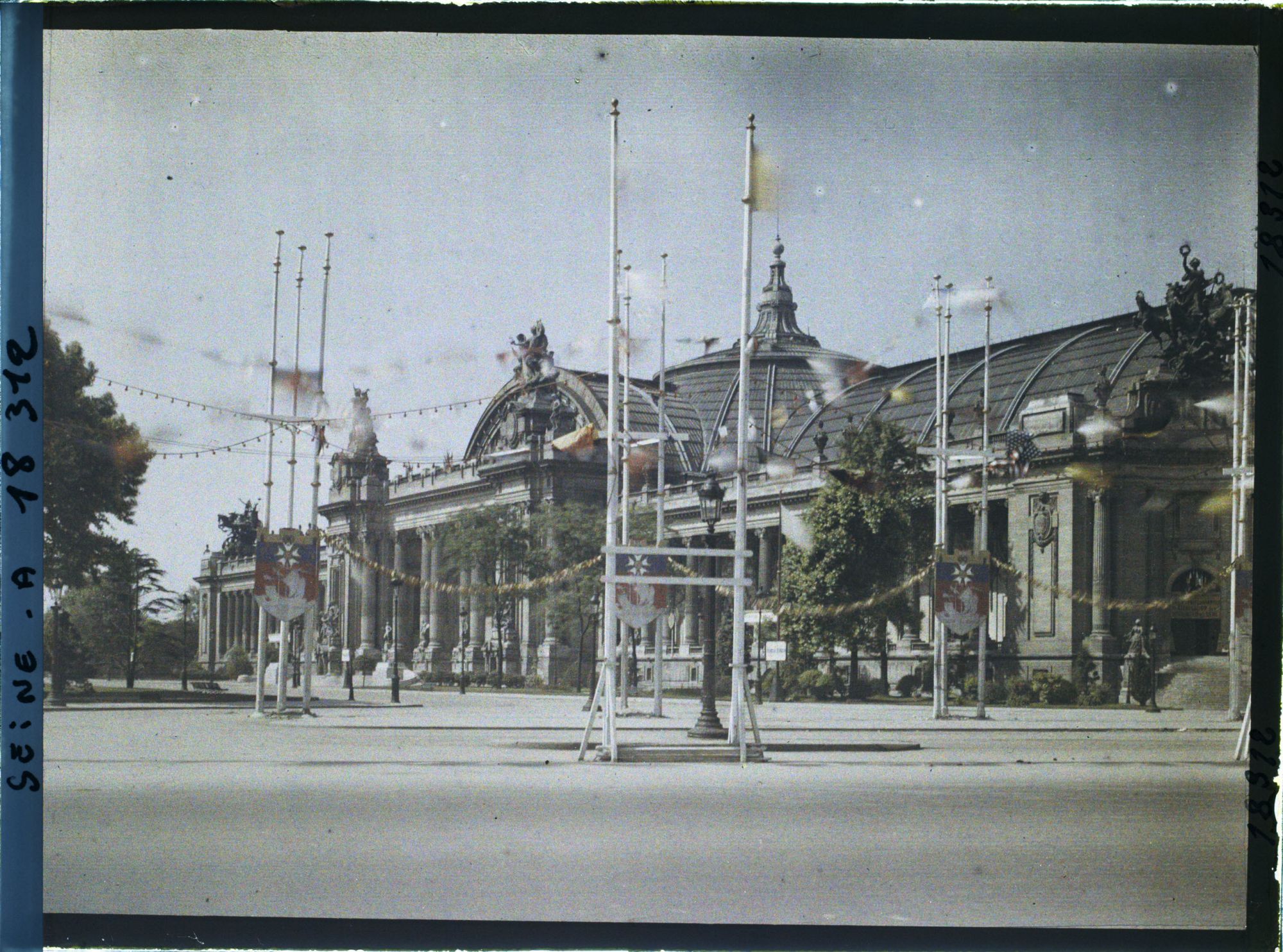 Image représentant Le Grand Palais et l'avenue des Champs-Elysées décorés après les fêtes de la Victoire des 13 et 14 juillet 1919