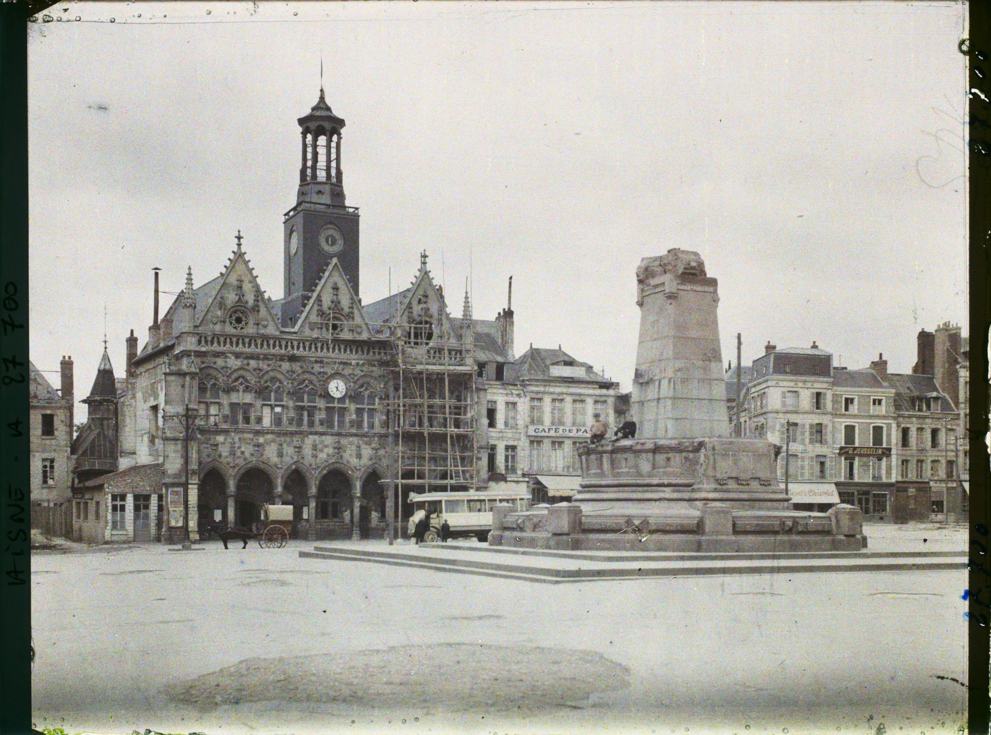 Image représentant France, St Quetin, Hôtel de Ville et socle du monument du Siège