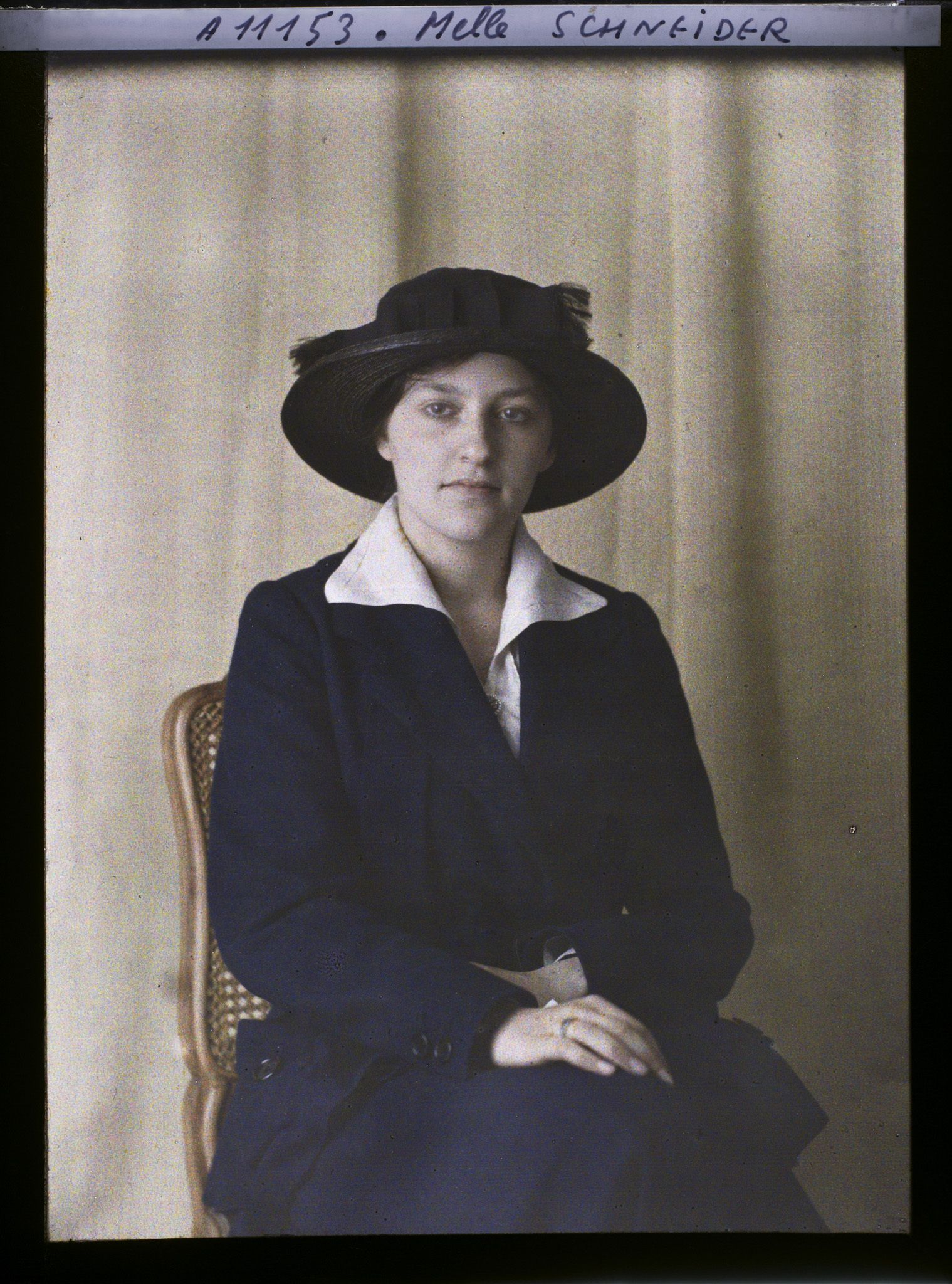 Image représentant https://musee-albert-kahn.s-museum.fr/home/NWQ2OTAwYzNmYjZlZTk1ZWQwODJmMjY4L2dlbmVyaWMtbm90aWNlLXRhYi9hdXRob3JpdHkvNjE3YTc5ZjVjZjhiODk2OGIzMzM3ZDIx/5d6900c3fb6ee95ed082f268/generic-notice-tab/authority/617a79ebcf8b8968b33377c1 Mademoiselle Schneider