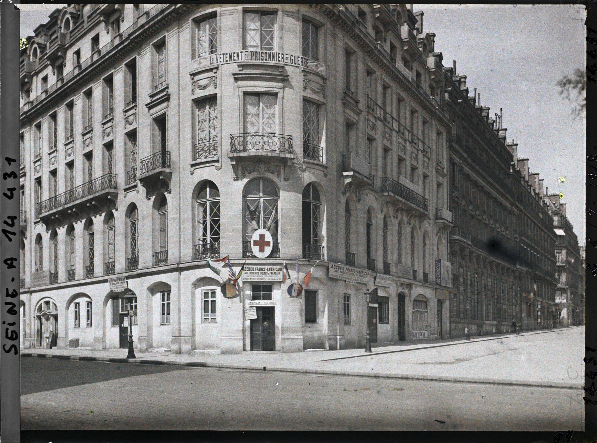Image représentant Dépôt alimentaire de l'accueil franco-américain à l'angle de la rue Pierre-Charron et de l'avenue des Champs-Elysées