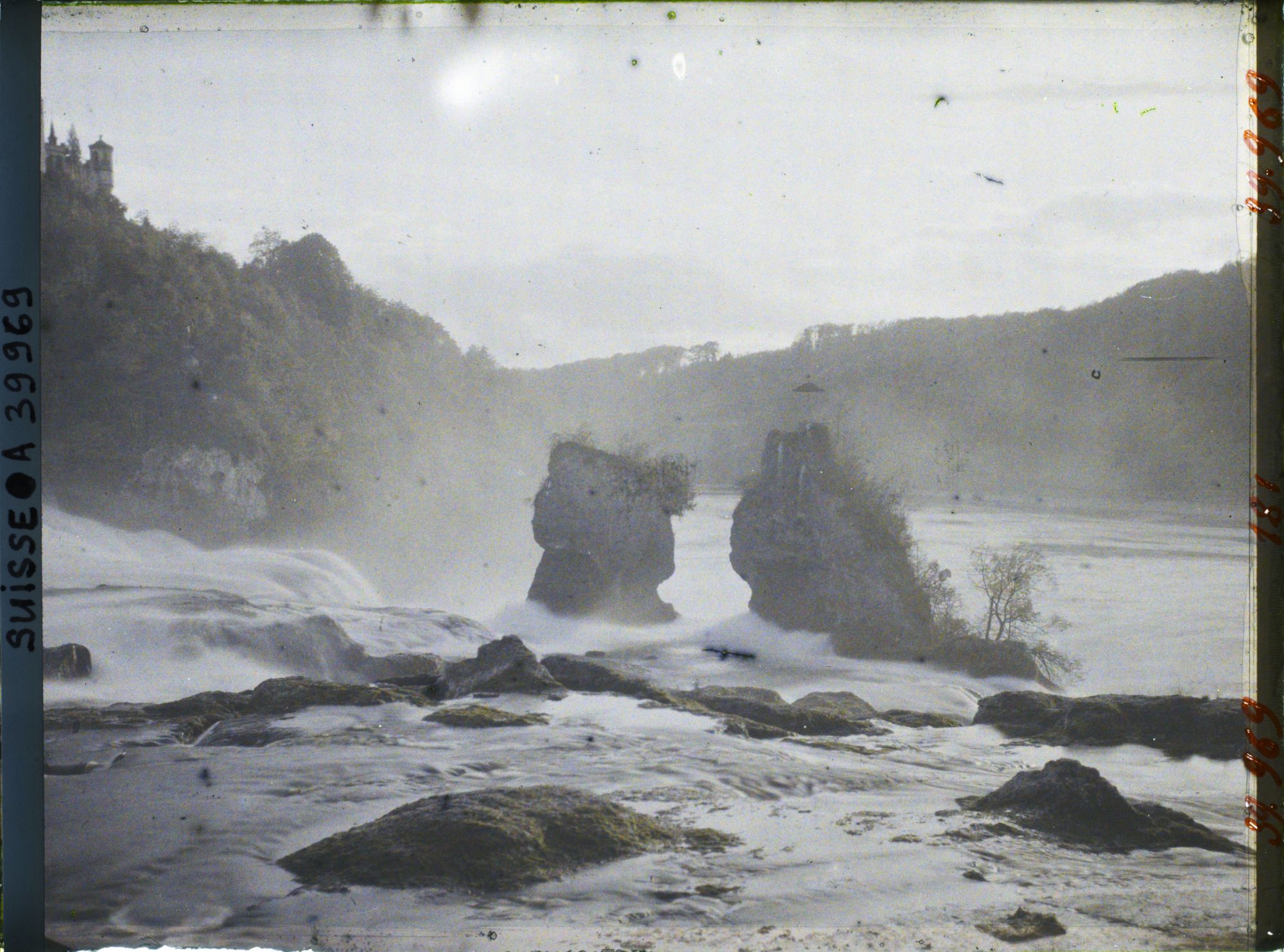 Image représentant Les deux rochers au milieu des chutes du Rhin