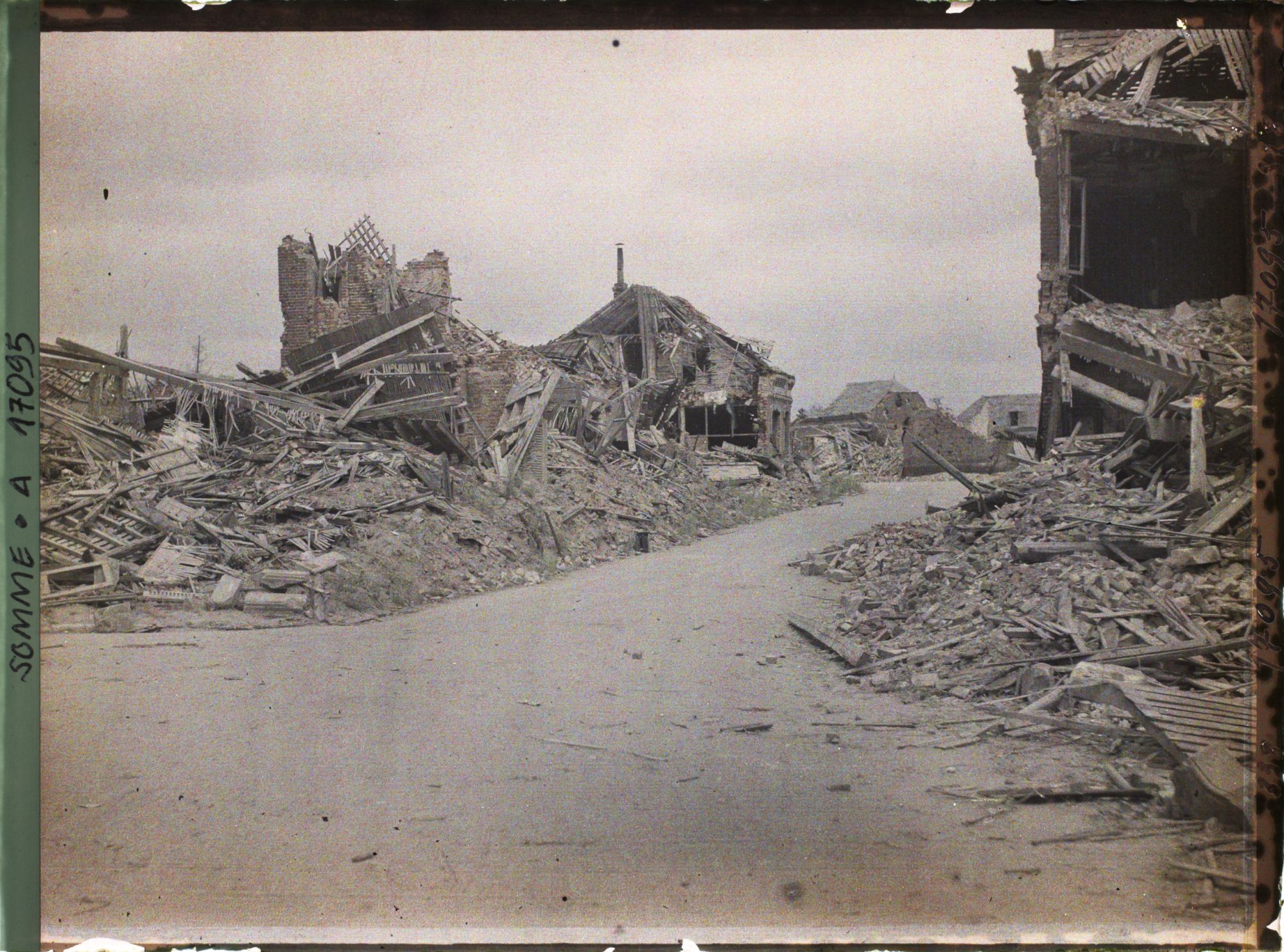 Image représentant France, Villers -Bretonneux, Les Ruines devant la Gare