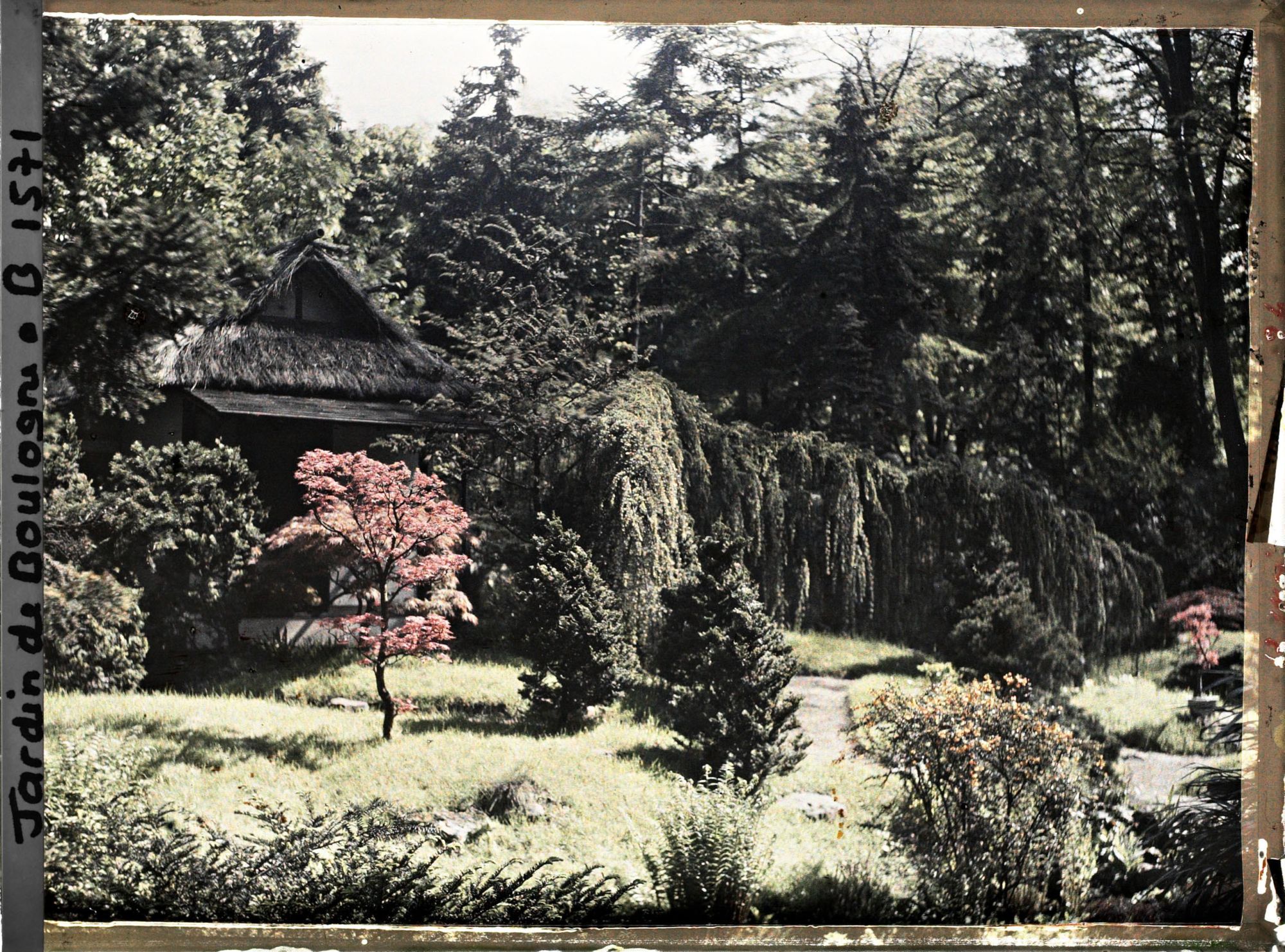 Image représentant Façade principale du pavillon de thé du " village japonais ", dans un écrin arboré