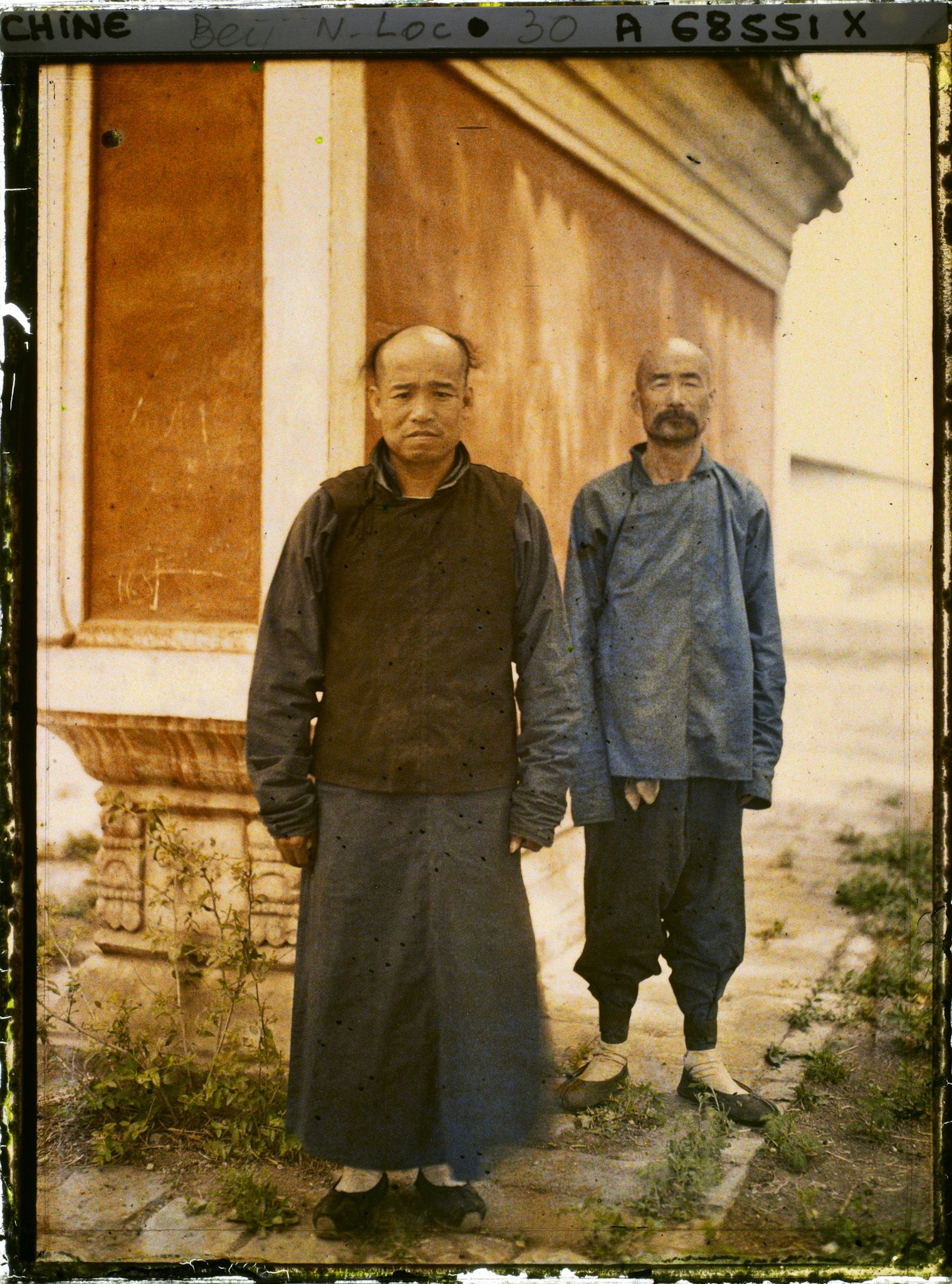Image représentant Deux hommes sans un ensemble cultuel