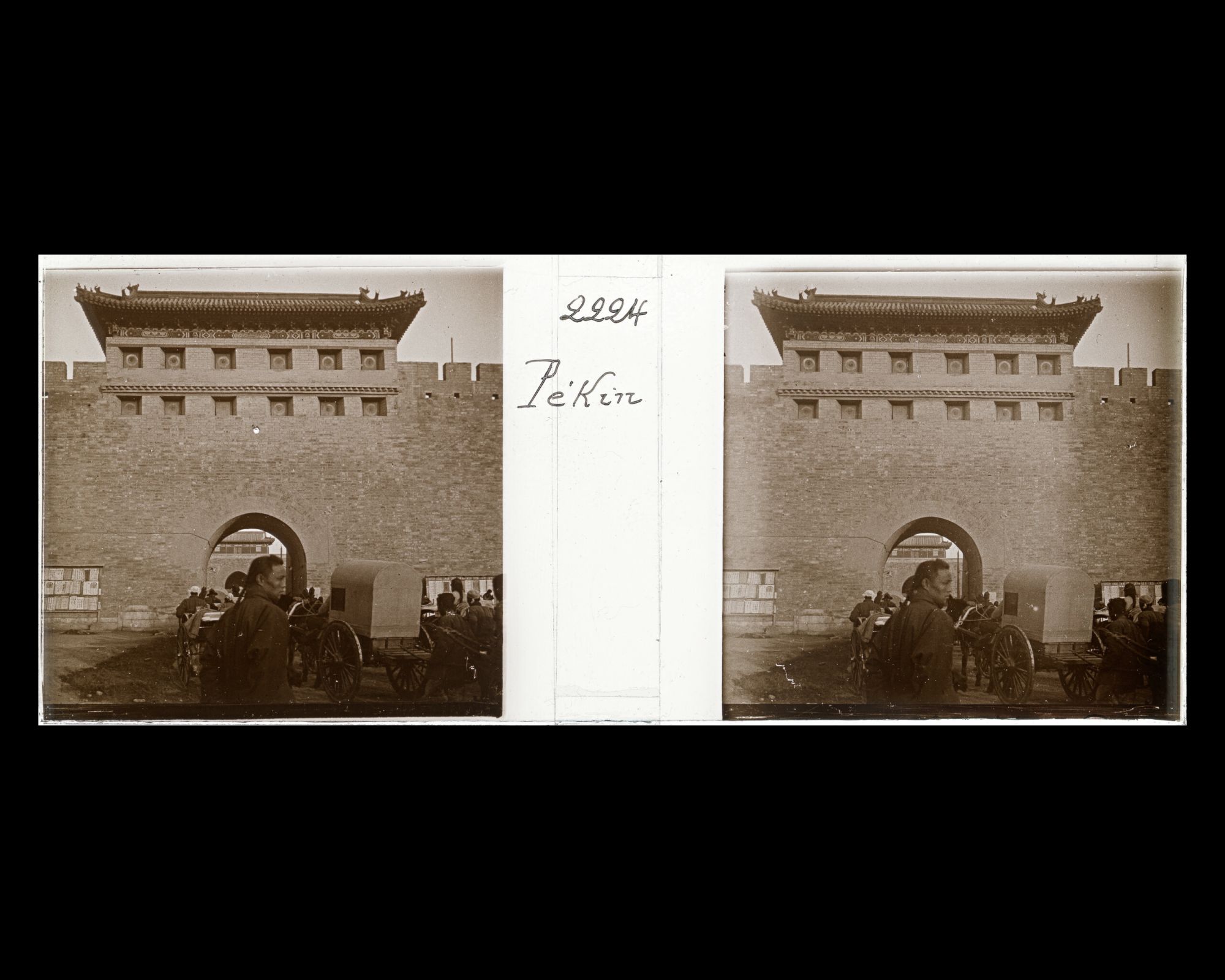 Image représentant L'entrée ouest de Zhengyangmen ("porte Face au Midi"), ou Qianmen ("porte Antérieure")