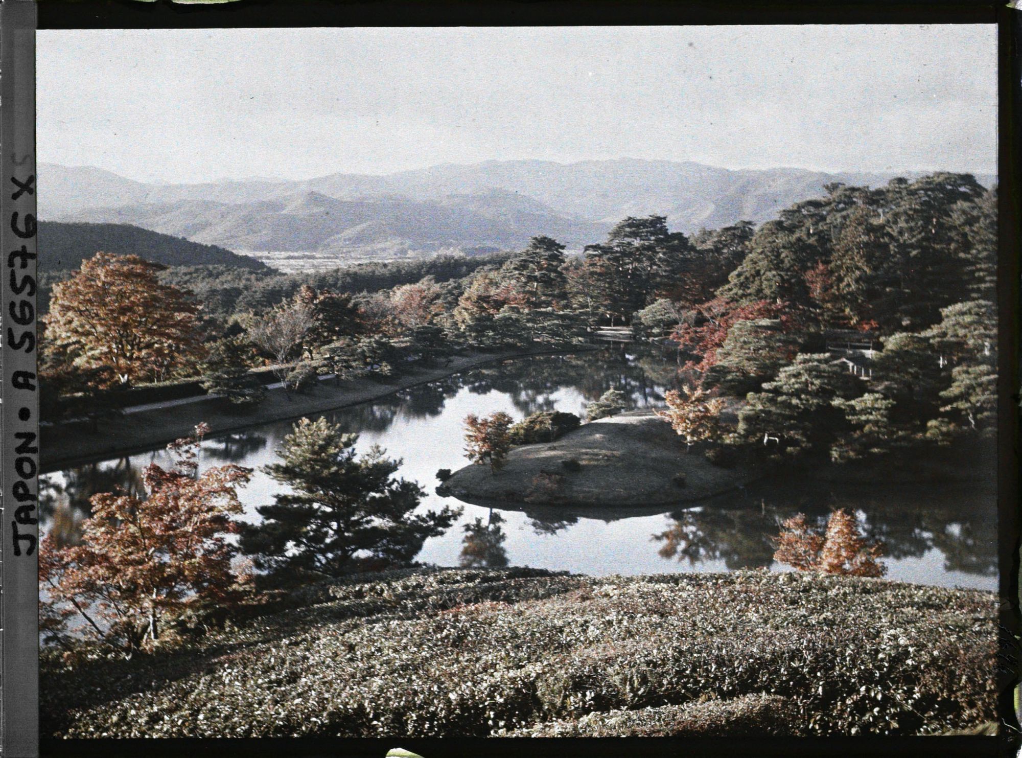 Image représentant Les jardins de la villa impériale Shugakuin Rikyû : l'étang Yokuryu et l'île Banshou