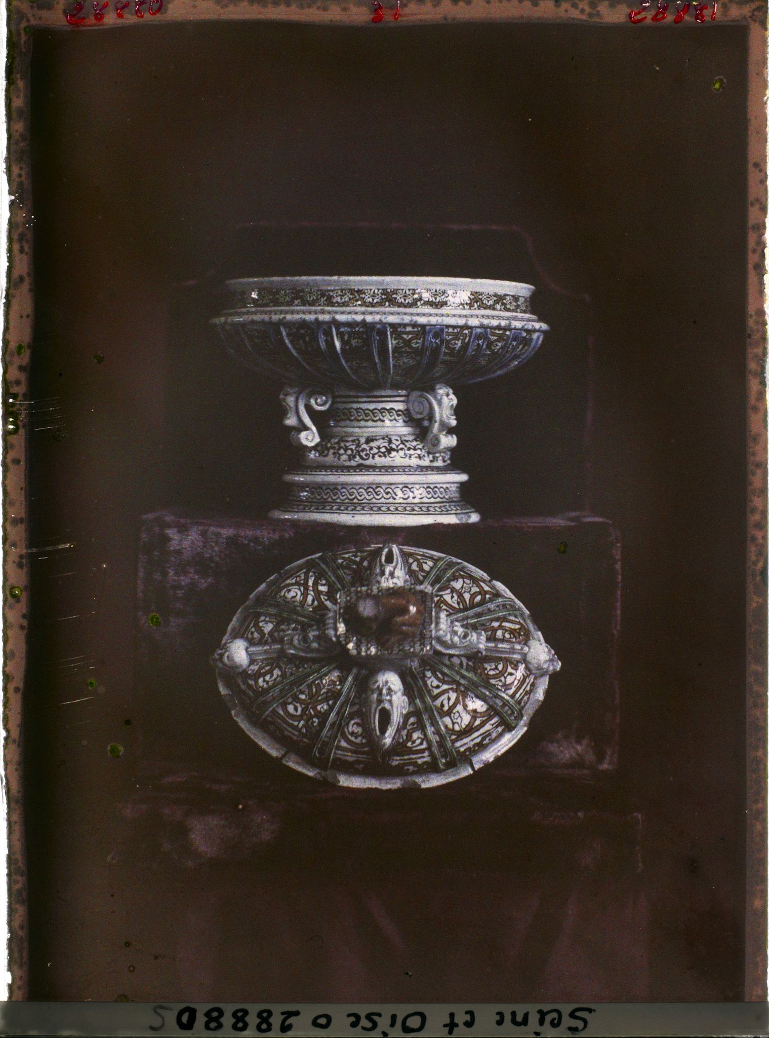 Image représentant Coupe ou drageoir en faïence de Saint-Porchaire des collections du musée de Sèvres