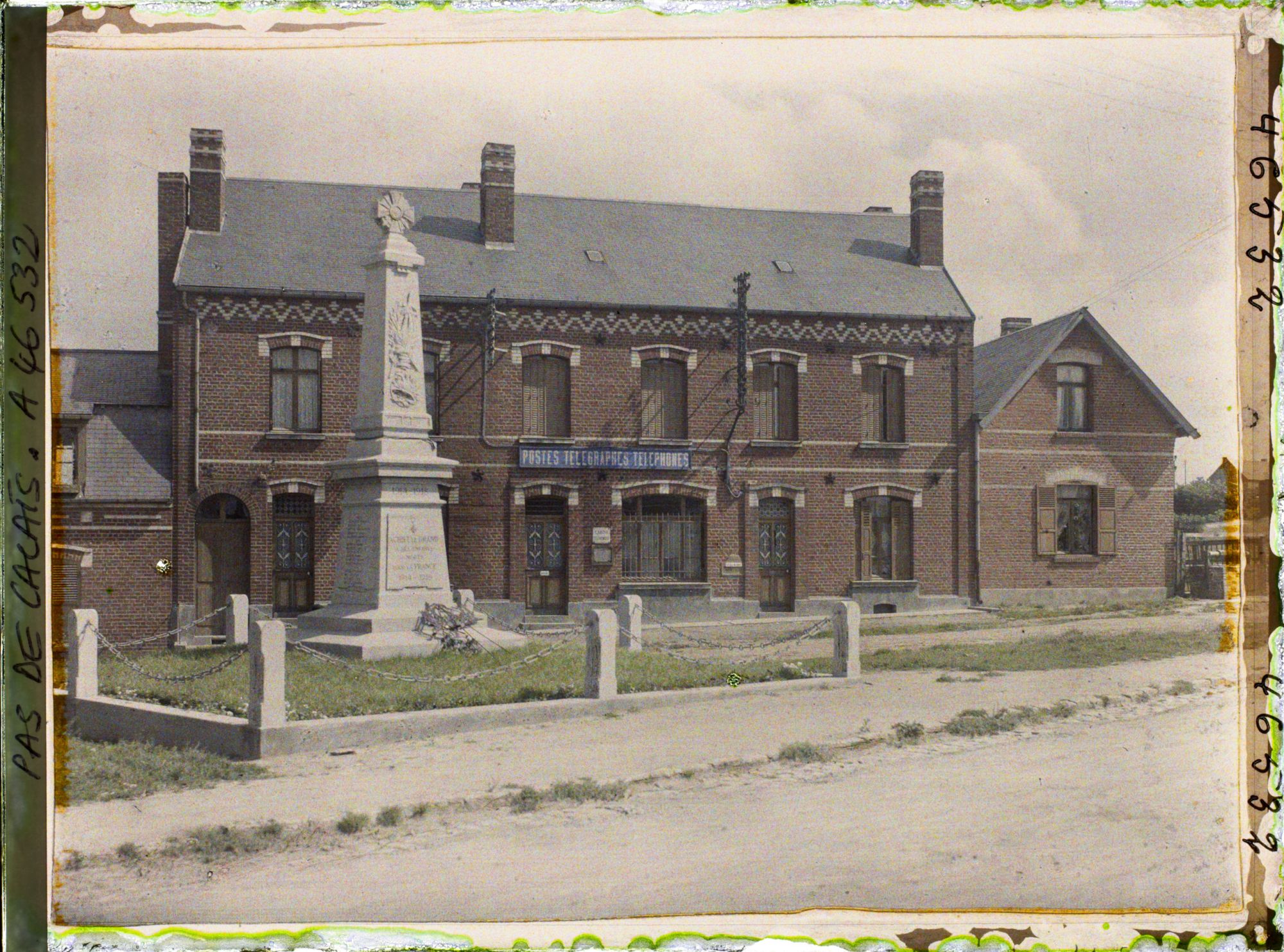 Image représentant France, Achiet, Monumt aux Morts et Poste