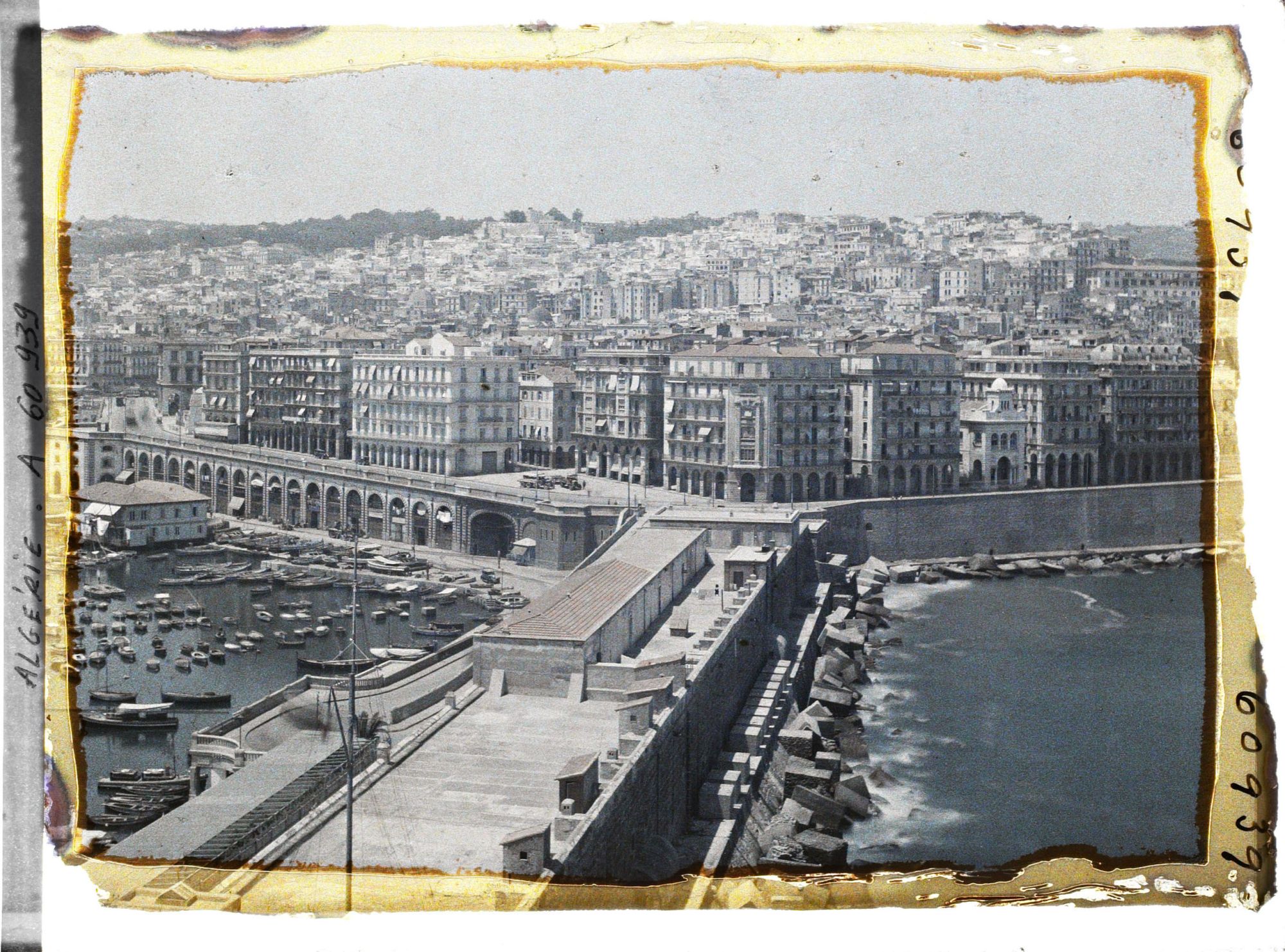 Image représentant La jetée Kheïr Ed Dine, les quartiers européens et la ville haute