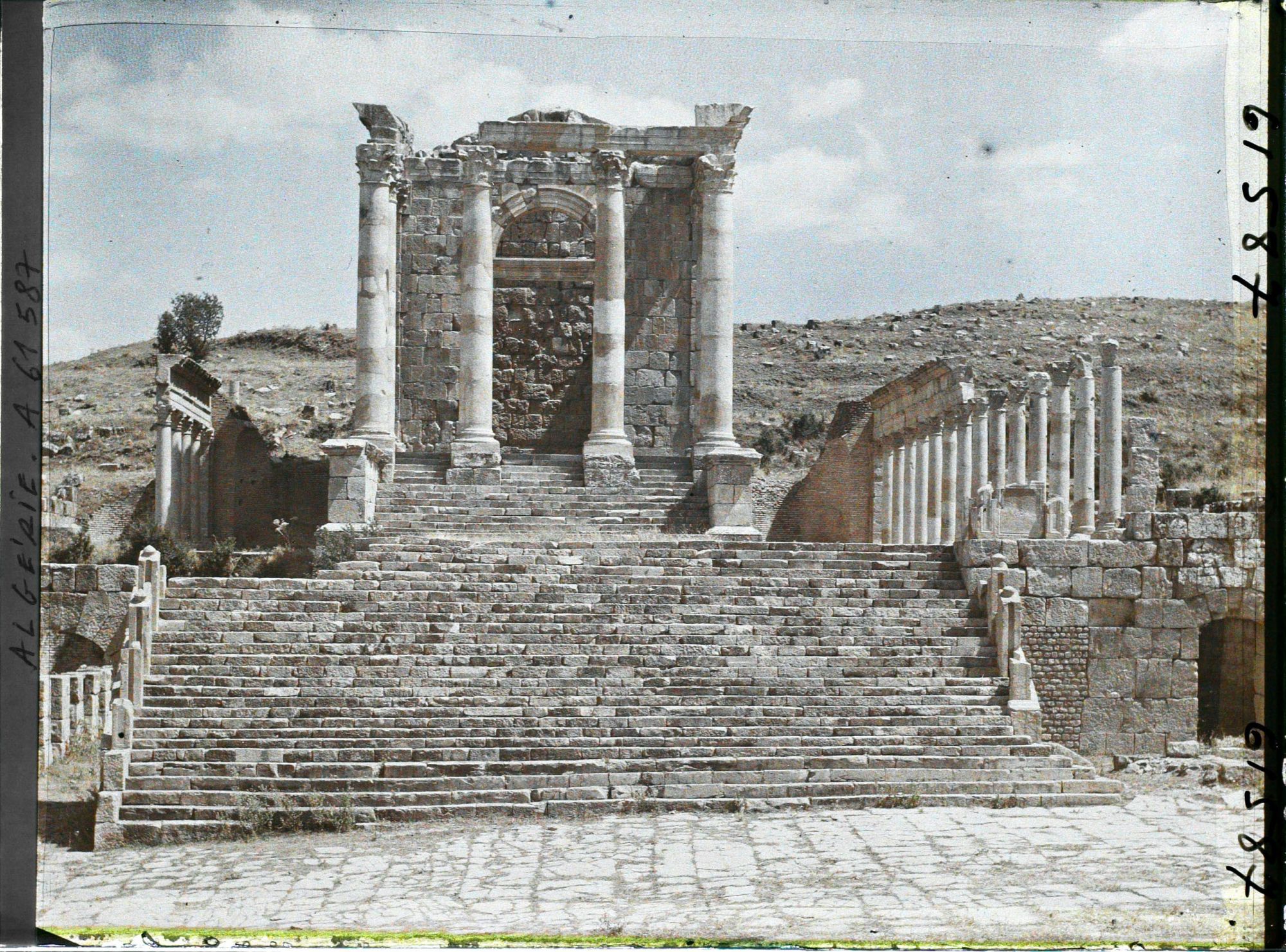 Image représentant Algérie, Djemila, Le Grand Temple de Face