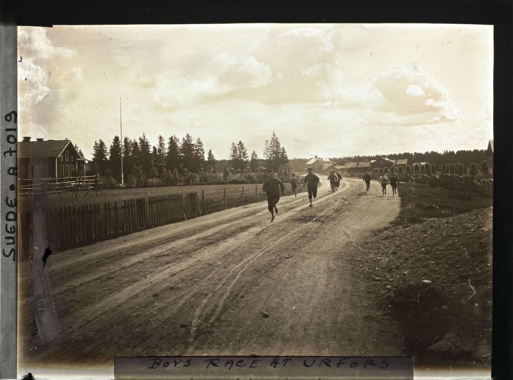 Image représentant Enfants courant sur une route d'Urfors