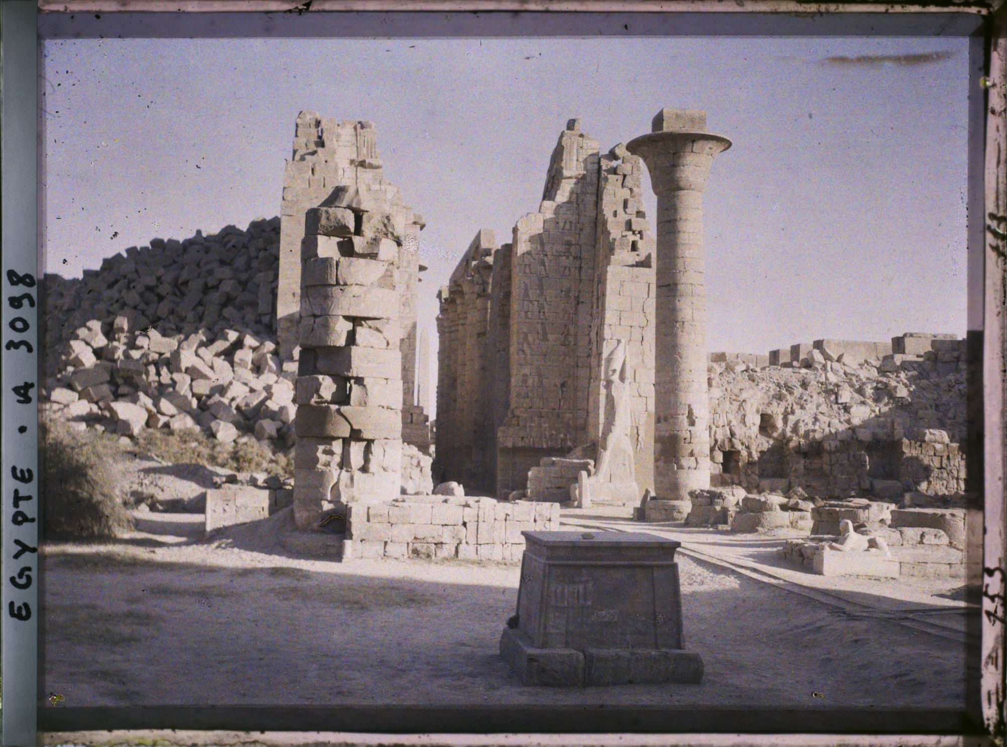 Image représentant Grande cour donnant sur les ruines du deuxième pylône du temple
