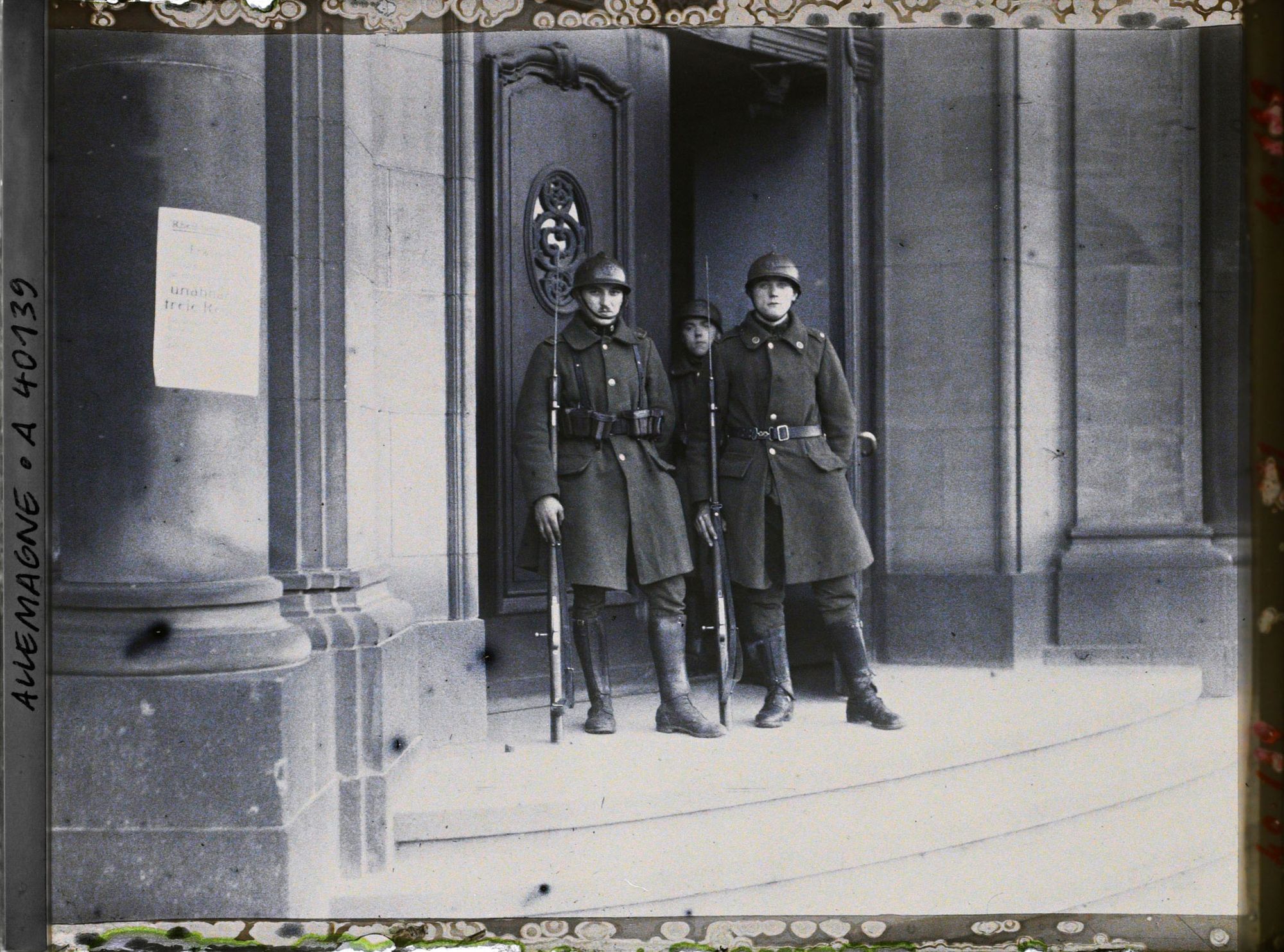 Image représentant Affiche apposée sur le Palais de Justice et soldats belges
