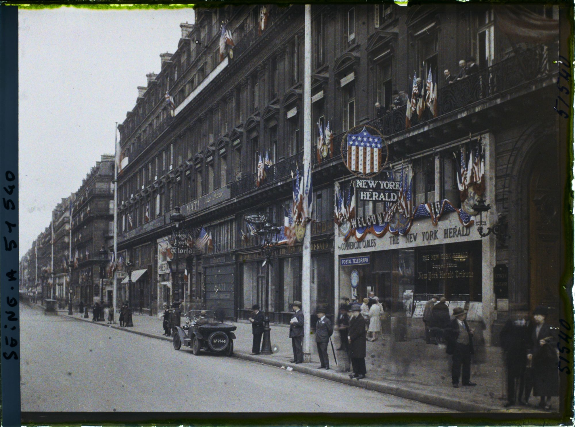 Image représentant Décorations avenue de l'Opéra, devant les bureaux du New York Herald, pour le 9ème congrès de la Légion Américaine (American Legion)