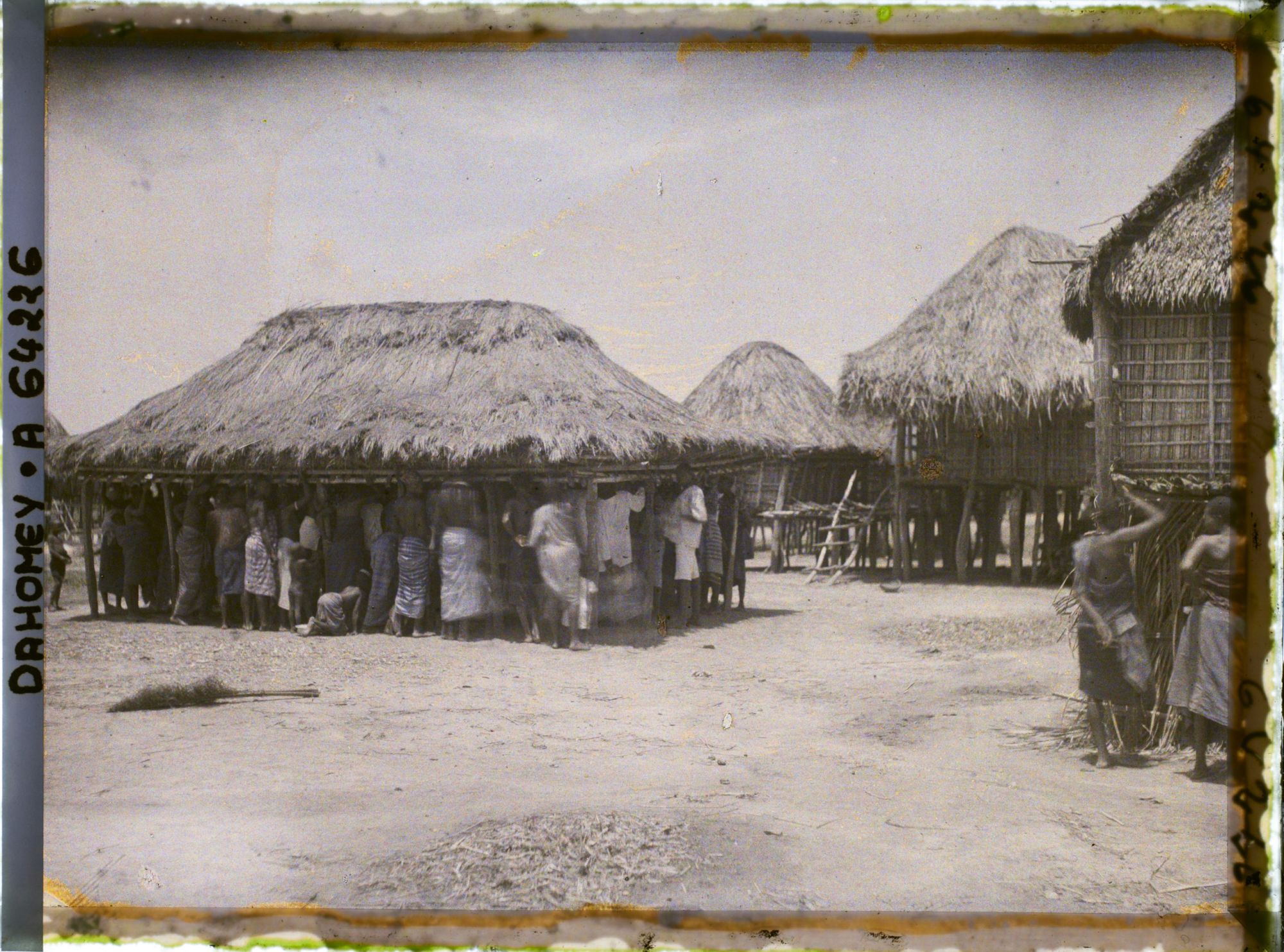Image représentant Scène de palabre sous une case