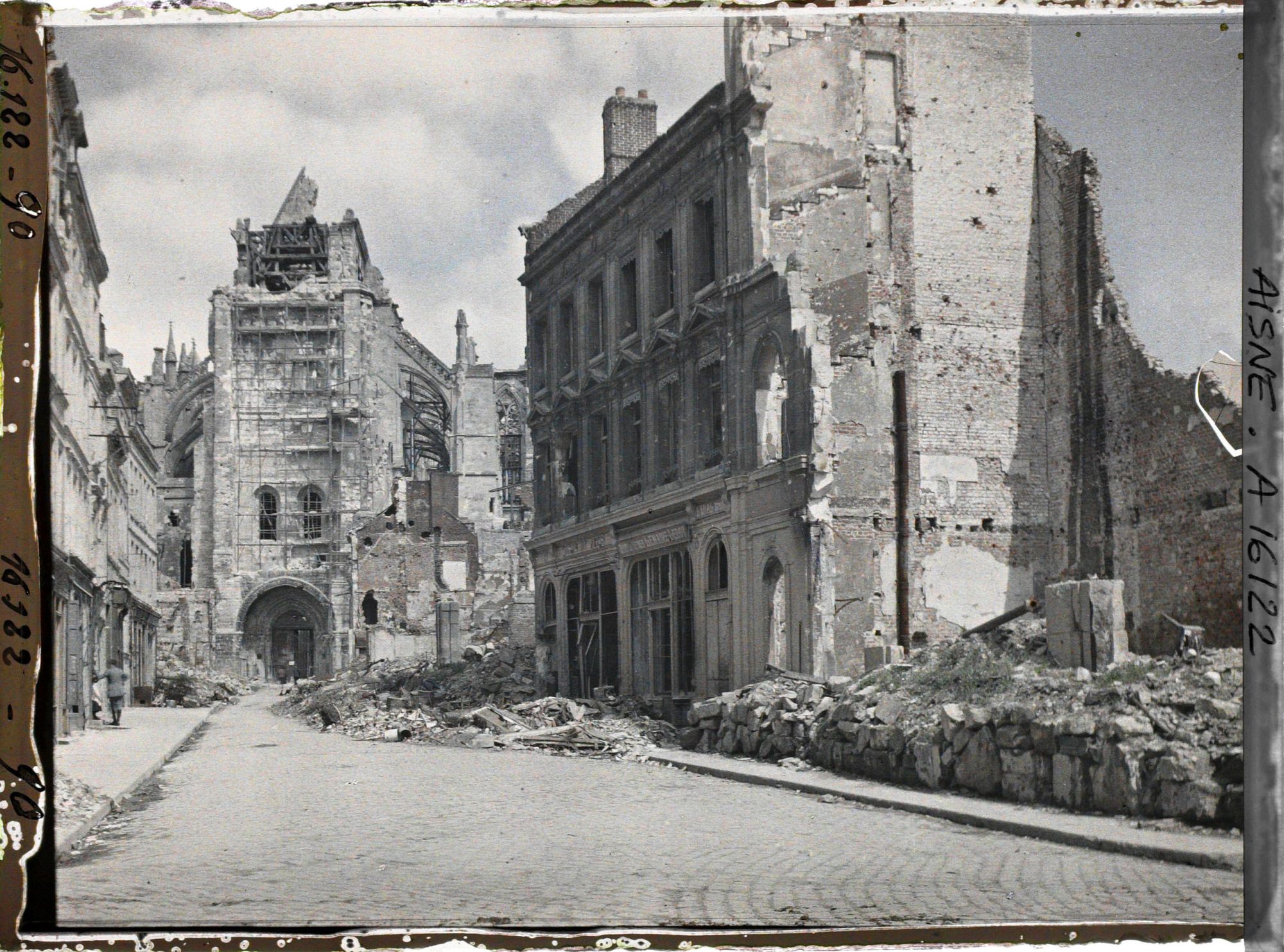 Image représentant France, St Quentin, L'Eglise St Quentin et la rue St André prises de la Place de l'Hotel de Ville