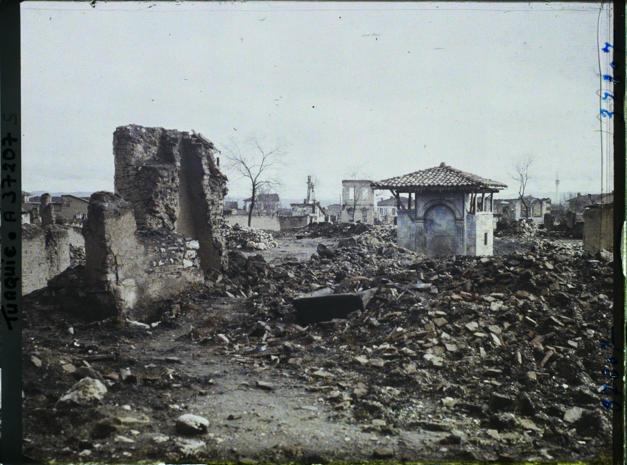 Image représentant Turquie, Ouchak, Un Coin du Quartier Sud incendié  autre aspect