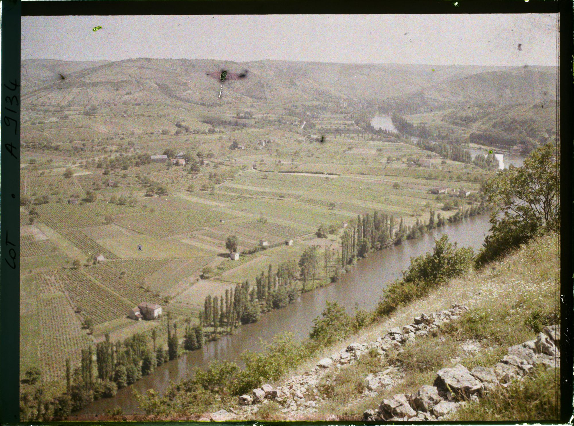 Image représentant France, Luzech, 1ère exactement à l'est au 1er plan village de les oustalé dans les vignes