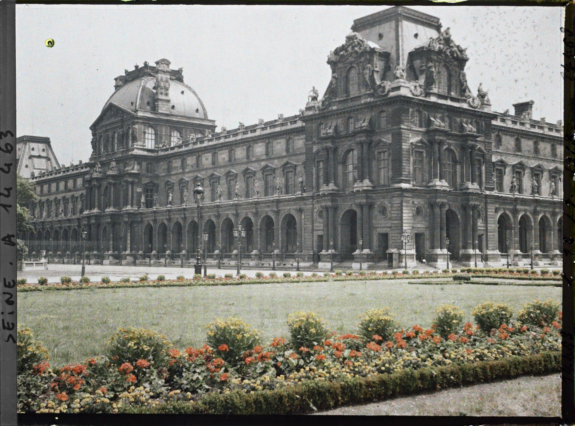 Image représentant Aile Denon du Palais du Louvre depuis la place du Carrousel