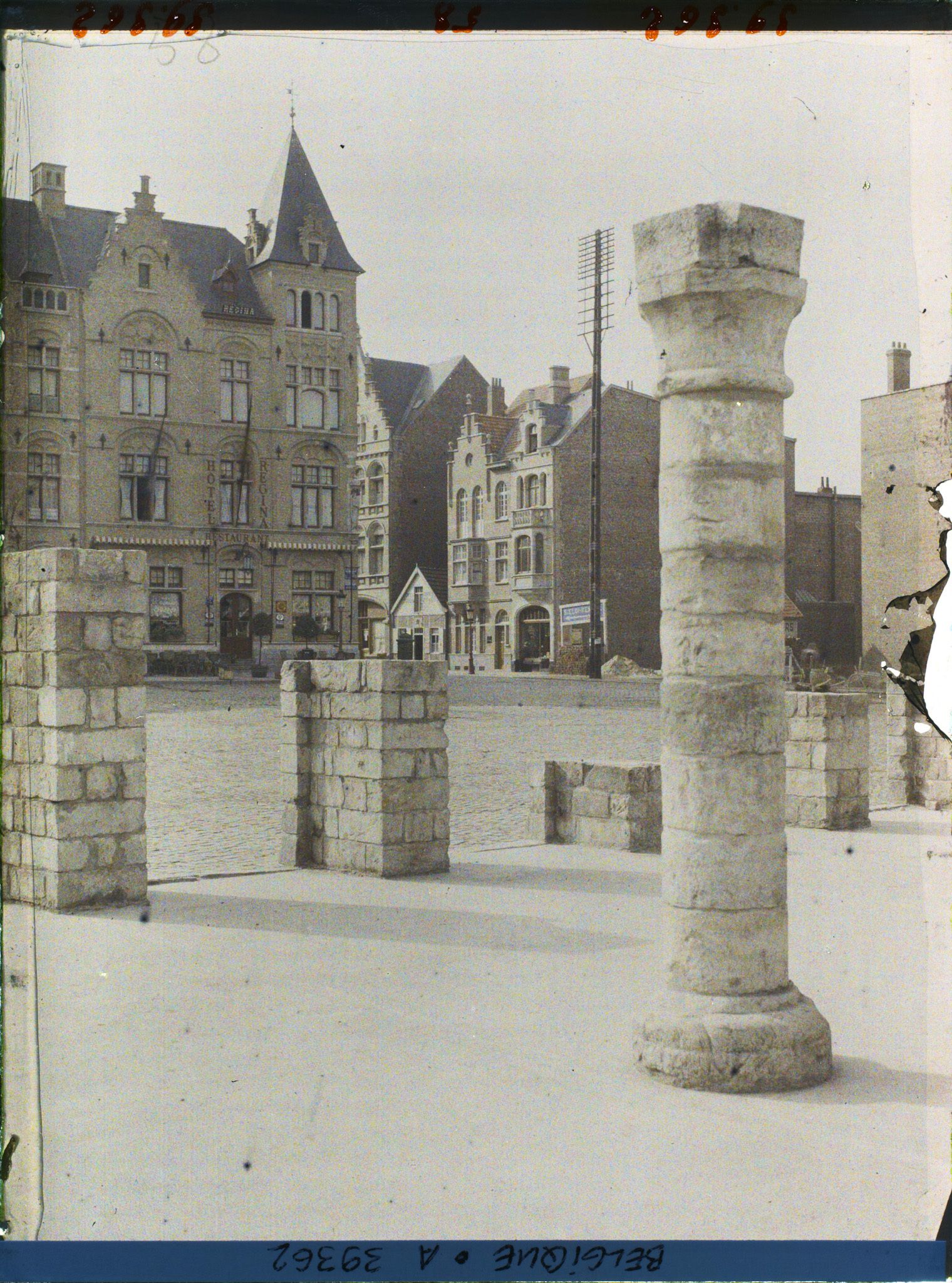 Image représentant Belgique, Ypres, Entrée de la Rue de Lille et ruines des Halles